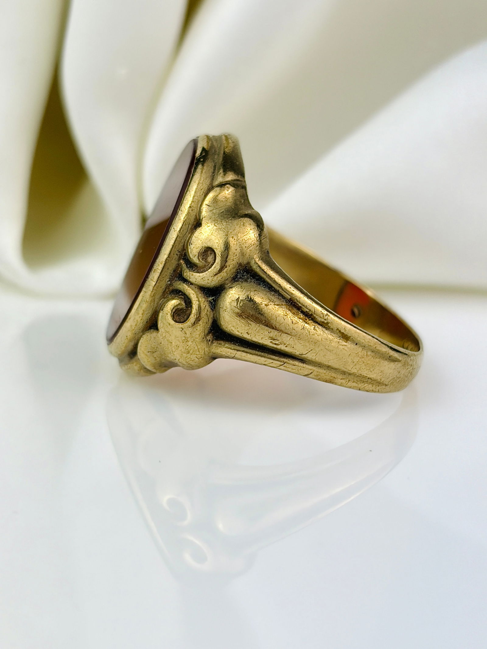 Chunky 8ct yellow gold signet ring - 2