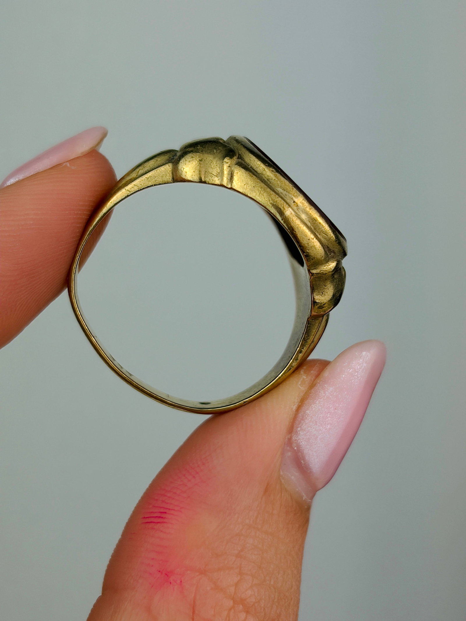 Chunky 8ct yellow gold signet ring - 6