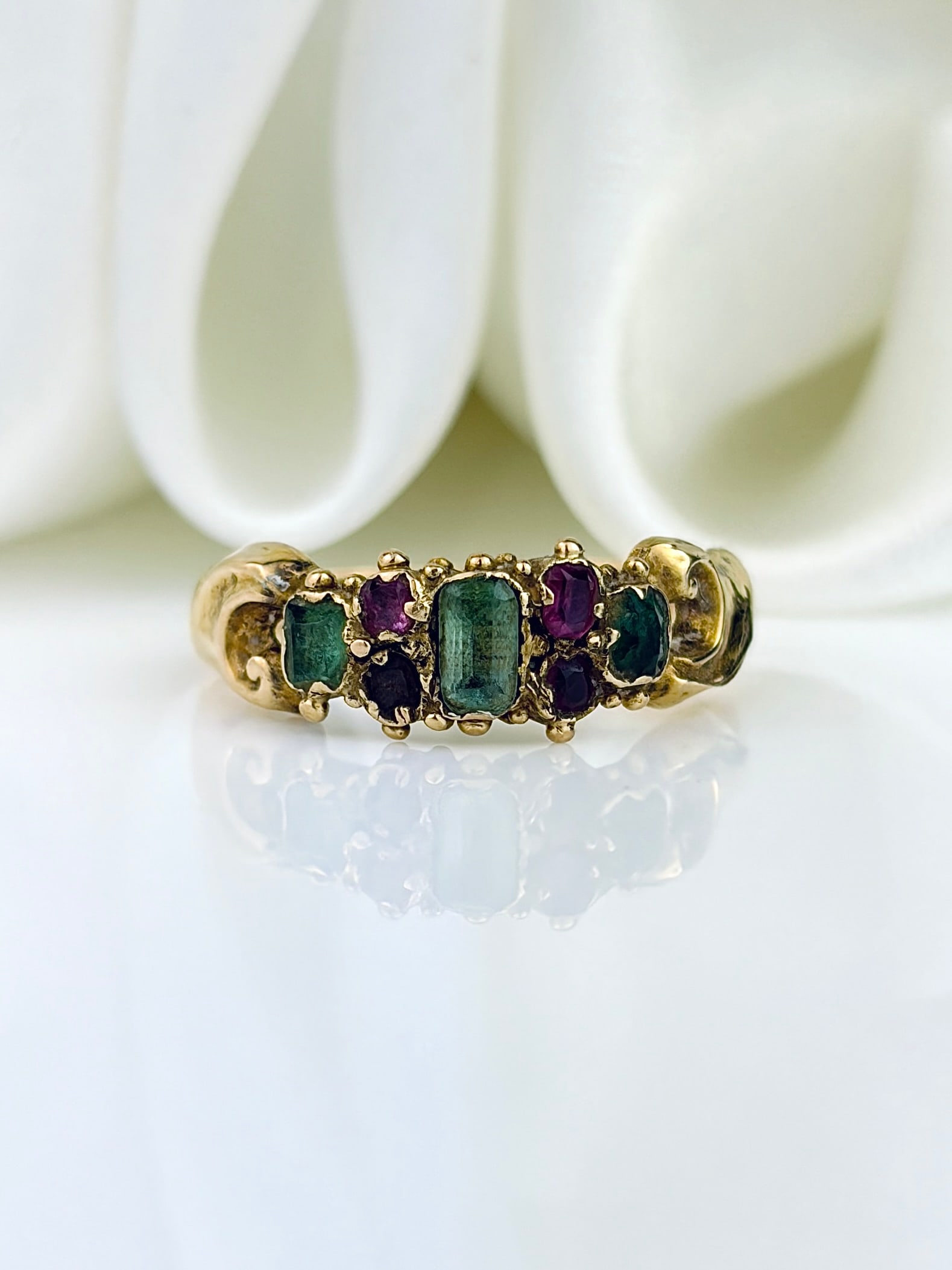 WONDERFUL ANTIQUE 18CT YELLOW GOLD EMERALD AND RUBY RING (1 of 9)