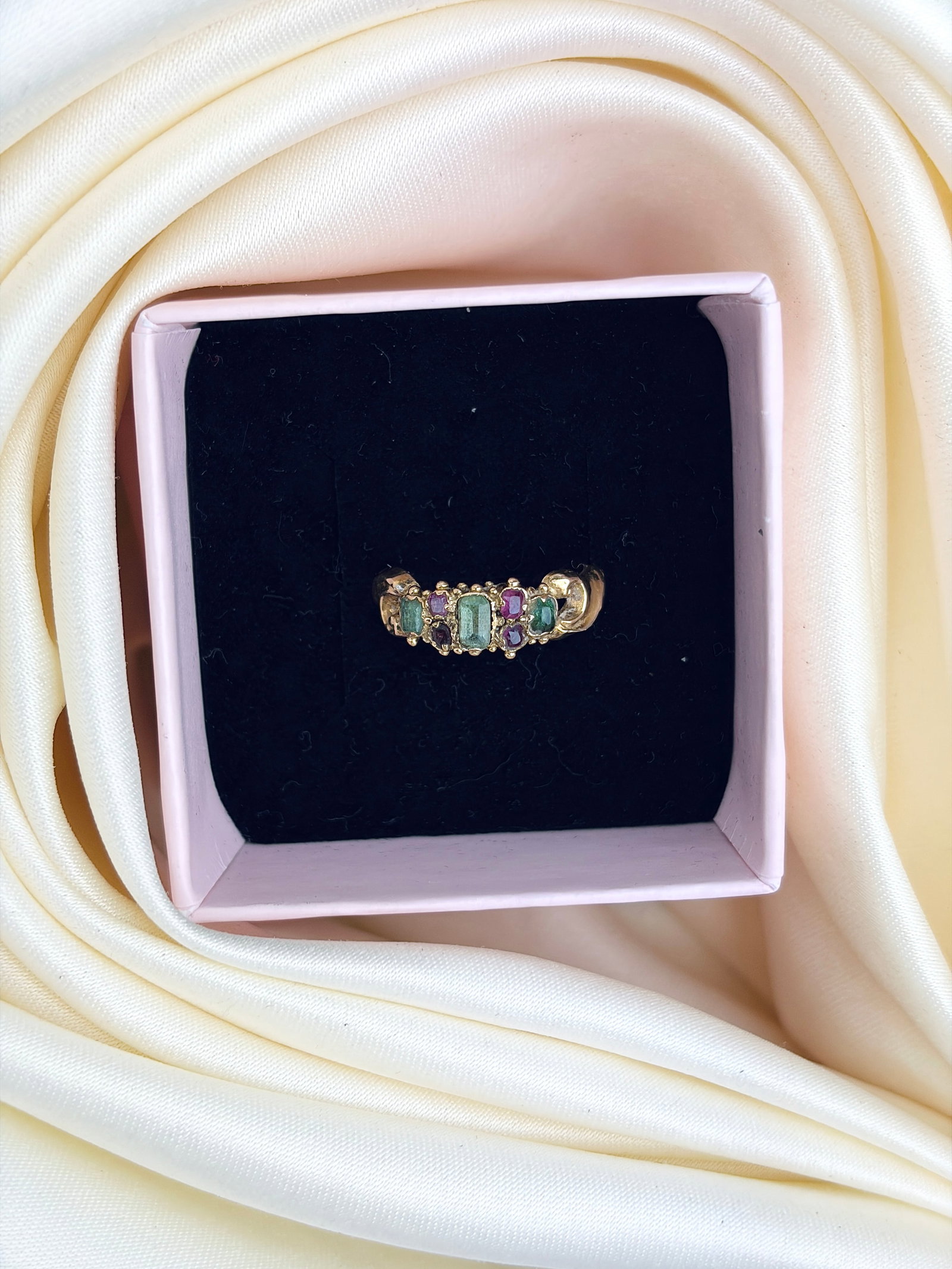 WONDERFUL ANTIQUE 18CT YELLOW GOLD EMERALD AND RUBY RING - 9