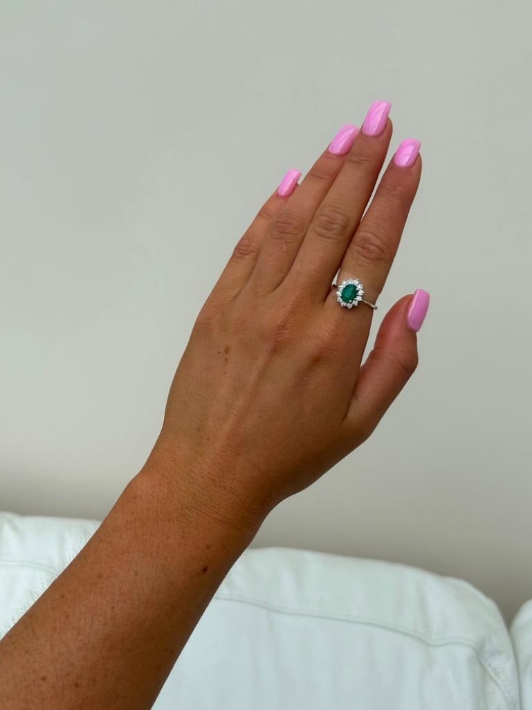 18ct White Gold Emerald and Diamond Cluster Ring - 3