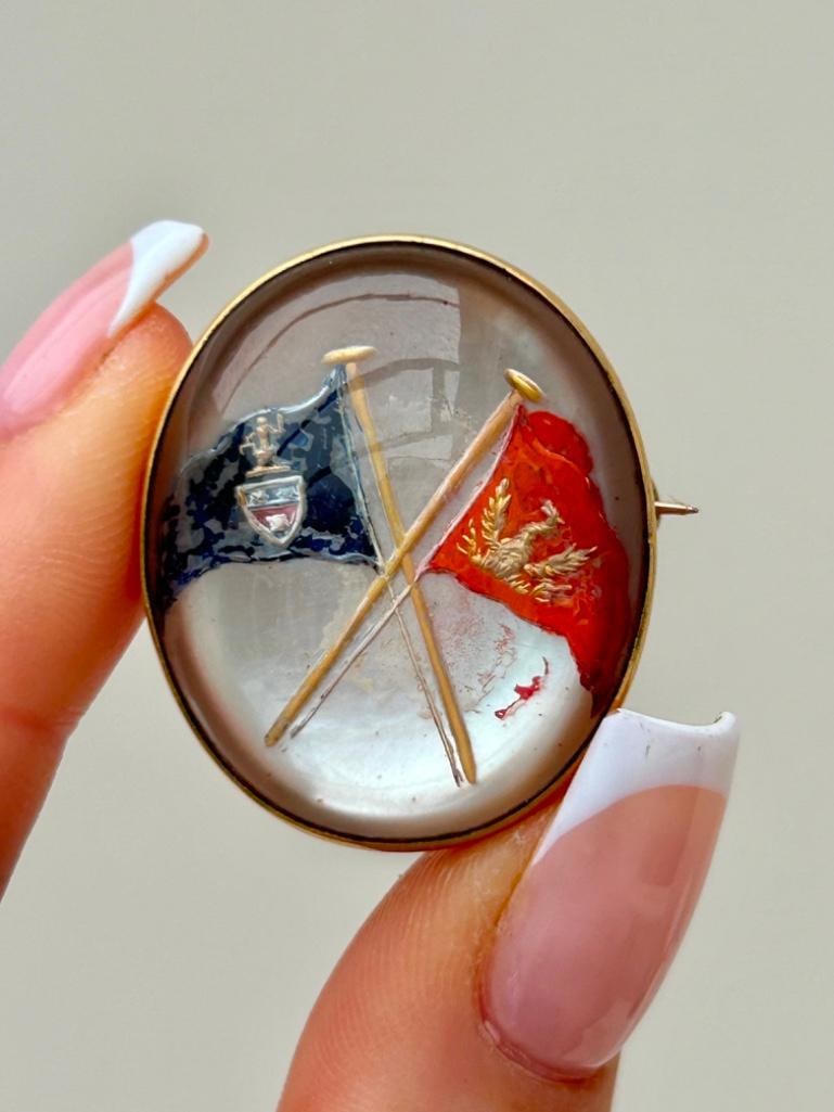 Antique Gold Large Essex Flags Brooch: Antique Gold Large Essex Flags Brooch wonderful & detailed Essex flags brooch!! measurements size 31mm x 26mm weight 15g materials gold DZZ