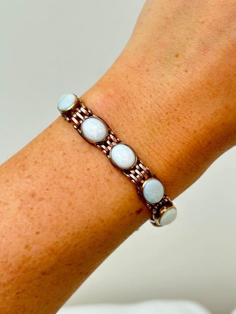 Heavy 9ct gold cabochon opal bracelet with safety chain: Heavy 9ct gold cabochon opal bracelet with safety chain Such a gorgeous opal bracelet measurements length 17cm width 9mm weight 20.24g materials 9ct gold and opal qcz