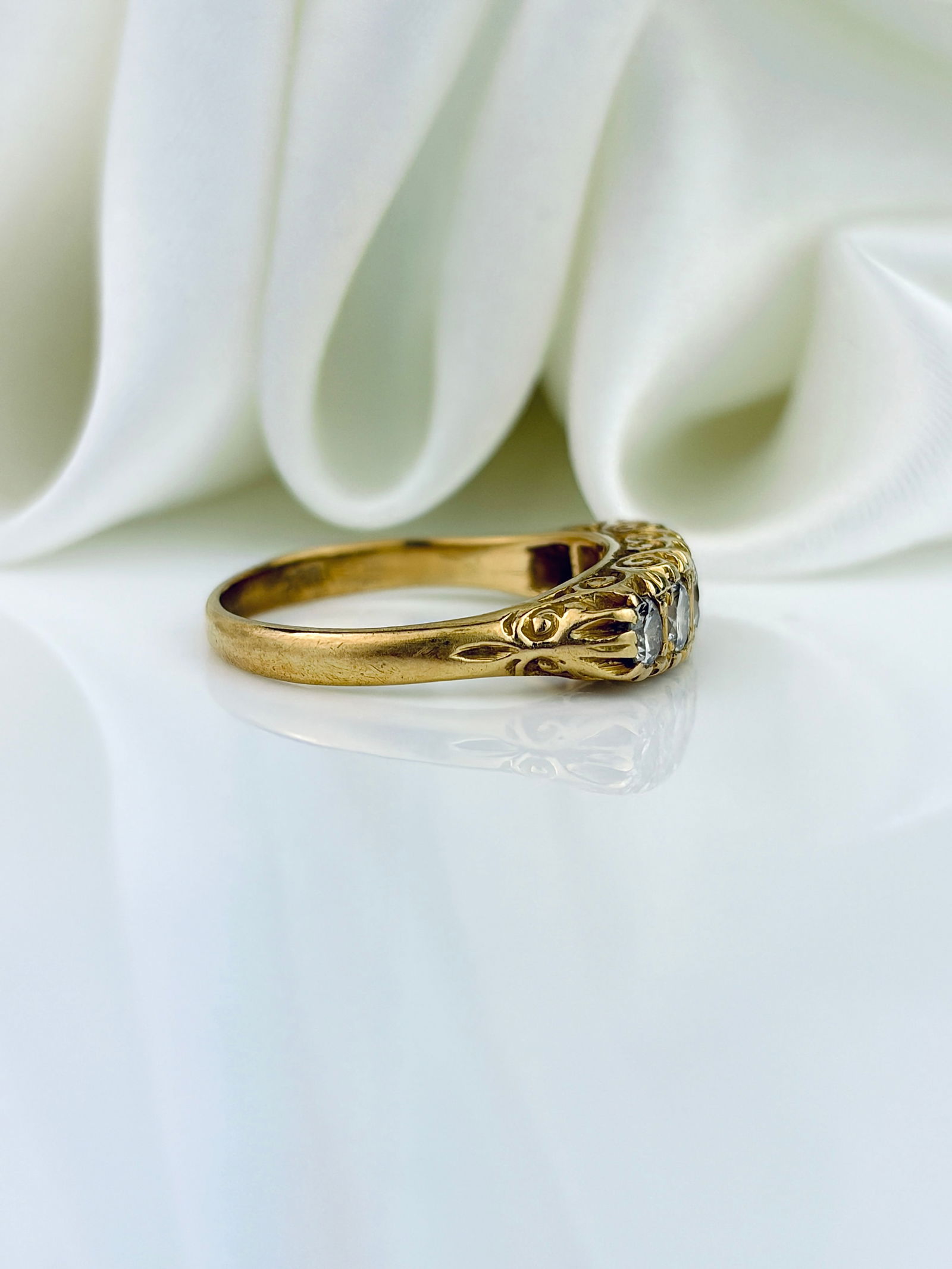 ANTIQUE 18CT YELLOW GOLD DIAMOND 5 STONE RING WITH SCROLL SETTING - 2