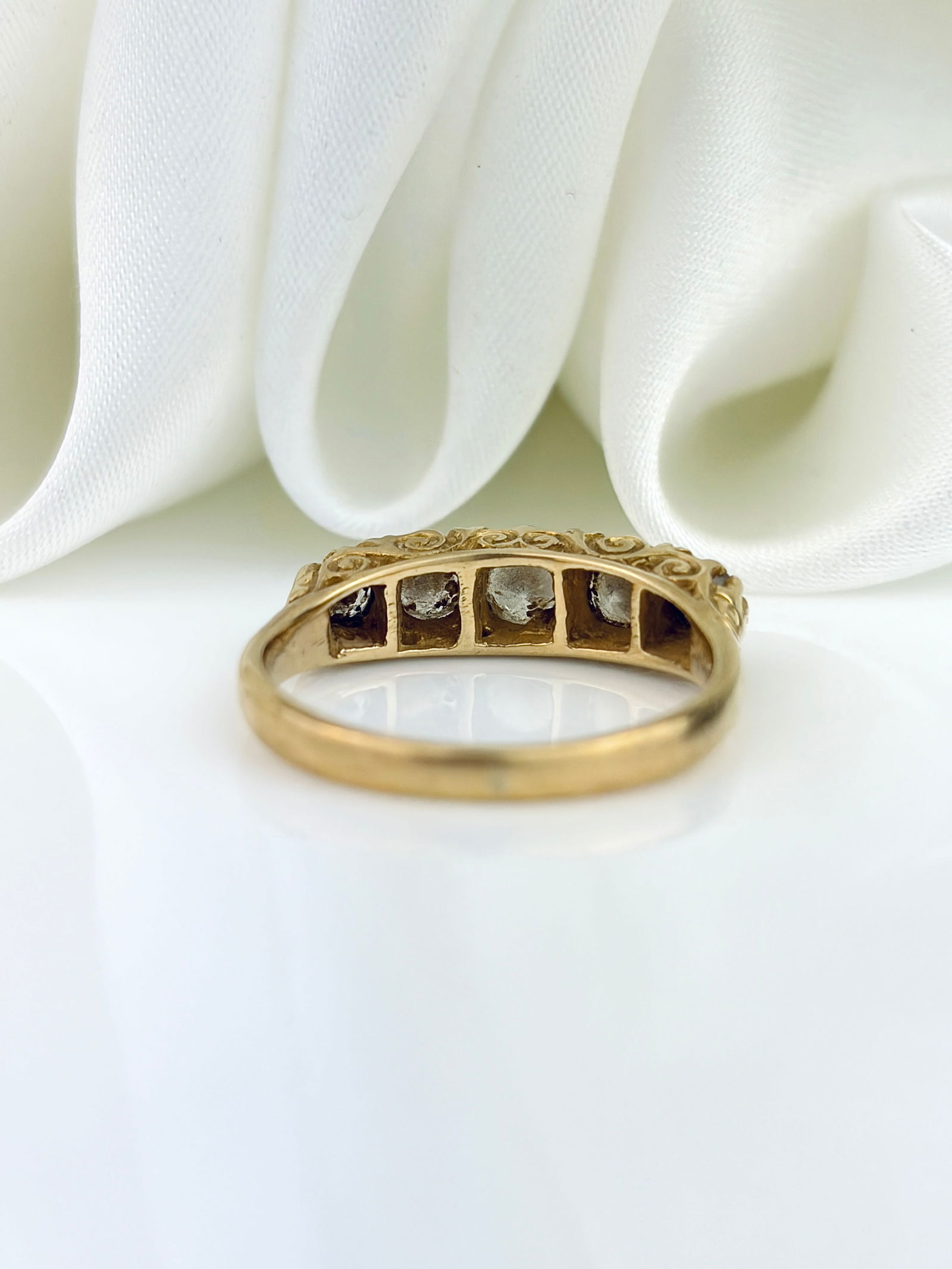 ANTIQUE 18CT YELLOW GOLD DIAMOND 5 STONE RING WITH SCROLL SETTING - 3
