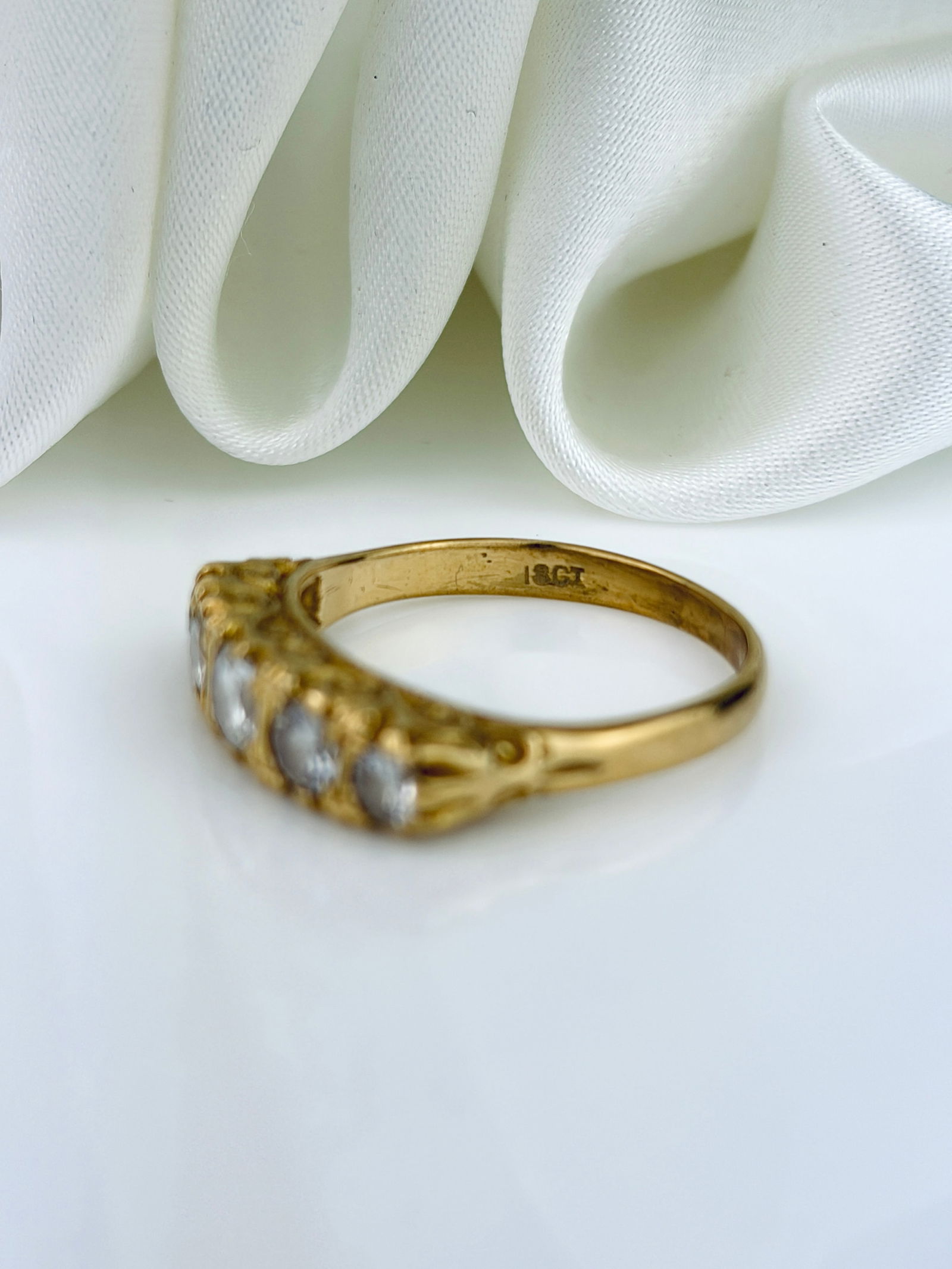 ANTIQUE 18CT YELLOW GOLD DIAMOND 5 STONE RING WITH SCROLL SETTING - 4