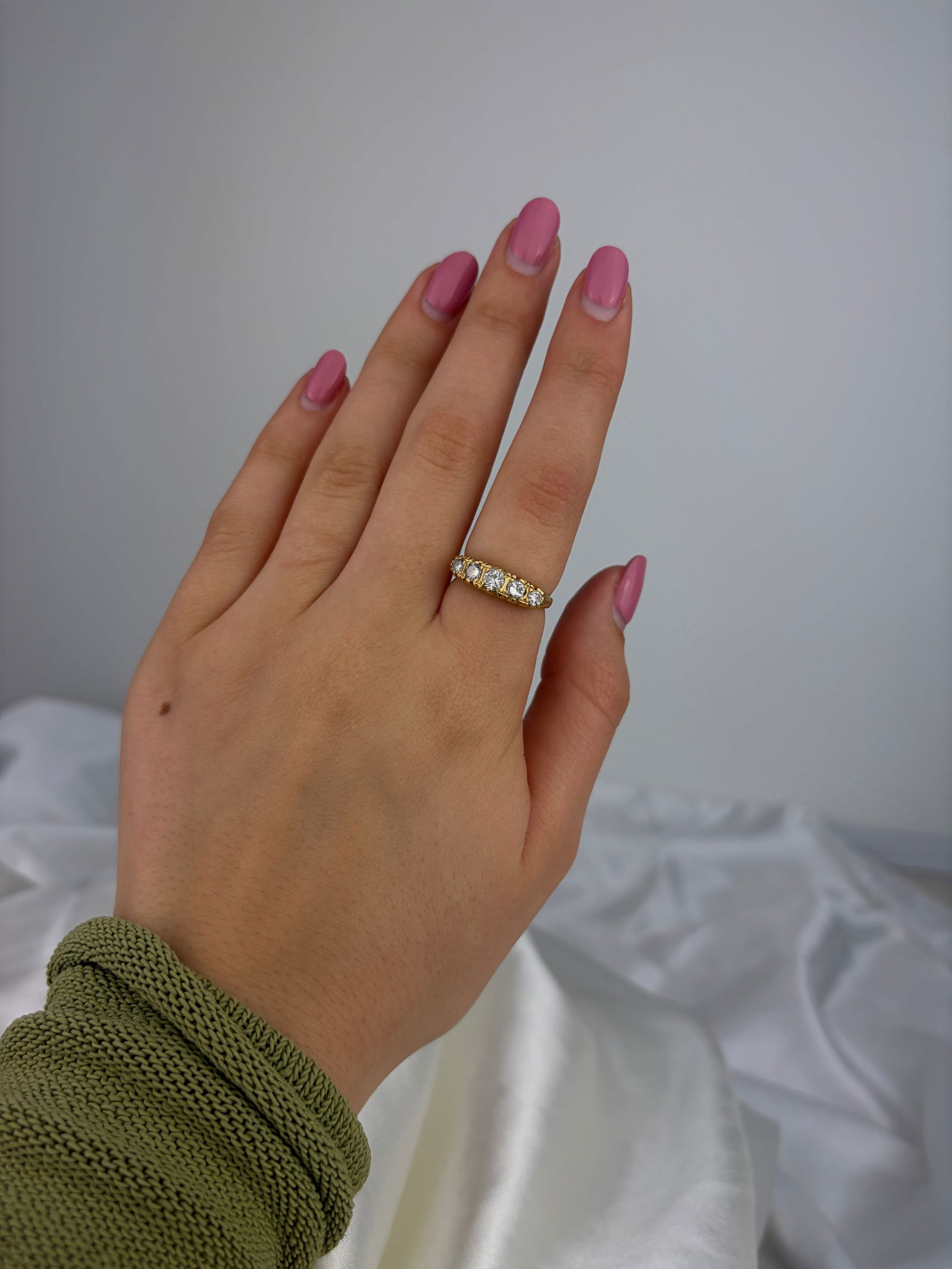 ANTIQUE 18CT YELLOW GOLD DIAMOND 5 STONE RING WITH SCROLL SETTING - 7