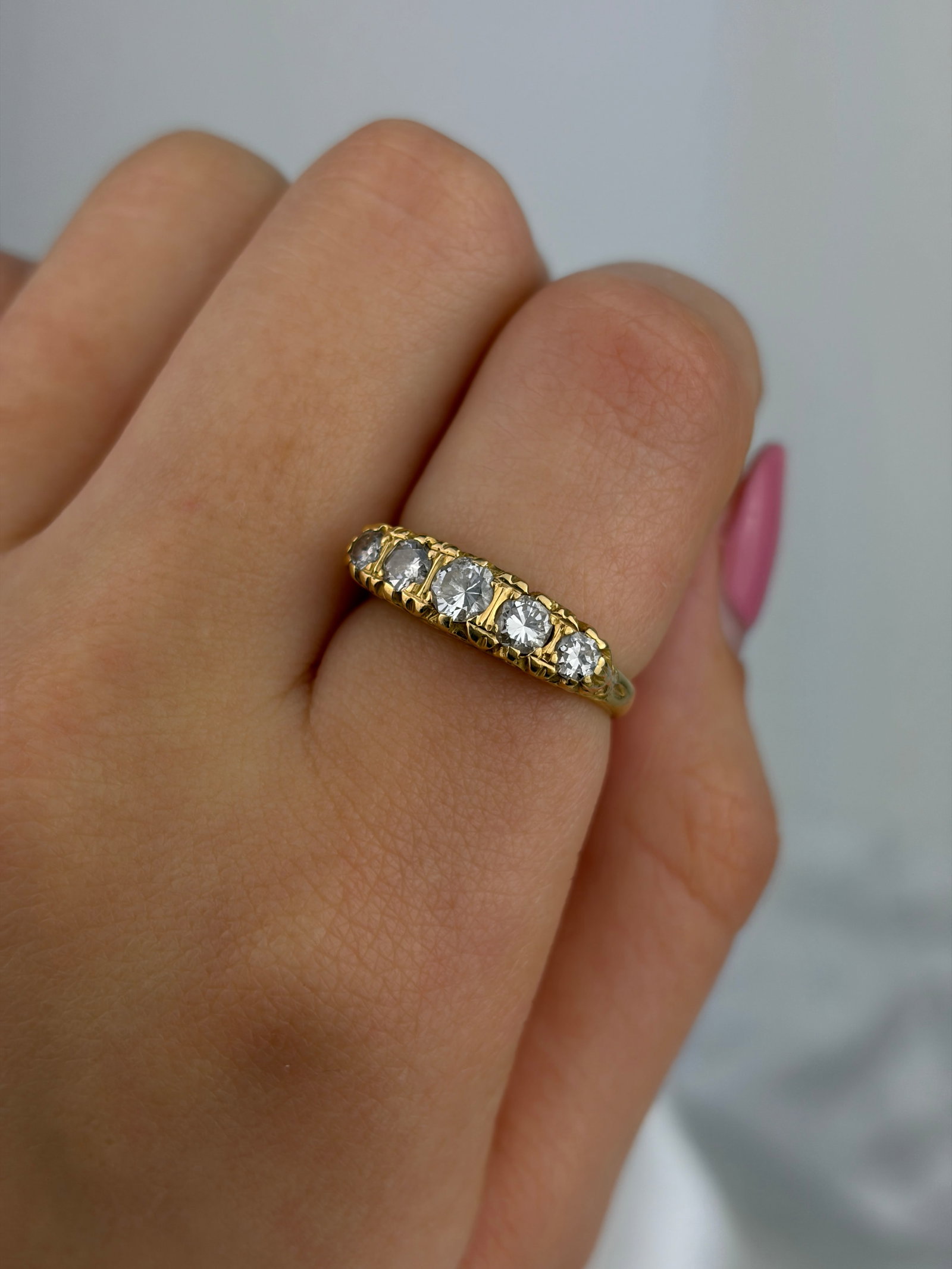 ANTIQUE 18CT YELLOW GOLD DIAMOND 5 STONE RING WITH SCROLL SETTING - 8