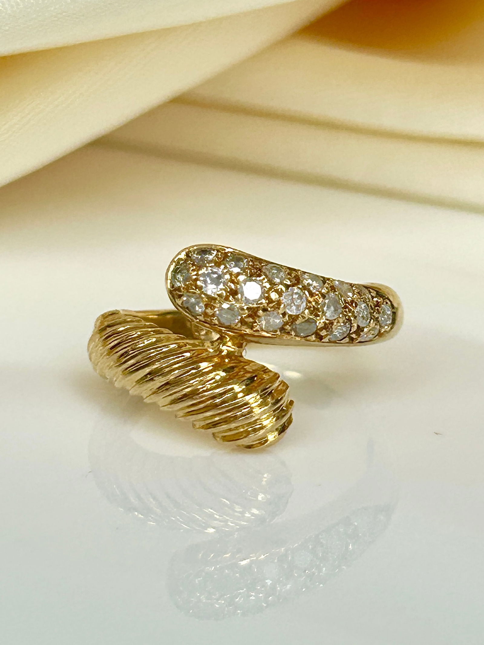 High quality 18ct yellow gold diamond snake design ring: High quality 18ct yellow gold diamond snake design ring stamped 18k matching bangle available in separate listing weight 4.11 g ring size uk J / USA