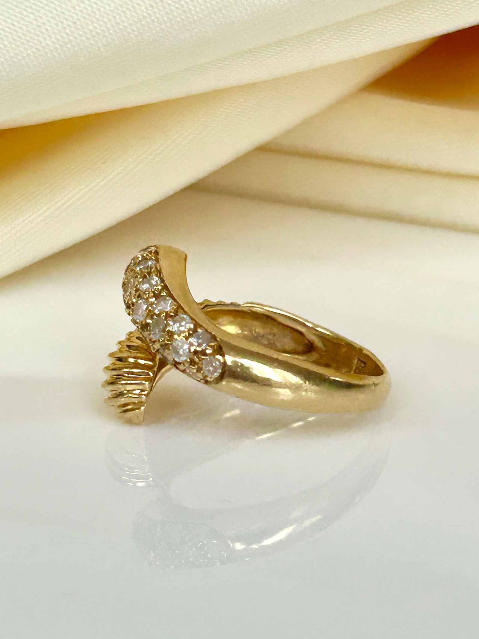 High quality 18ct yellow gold diamond snake design ring - 7