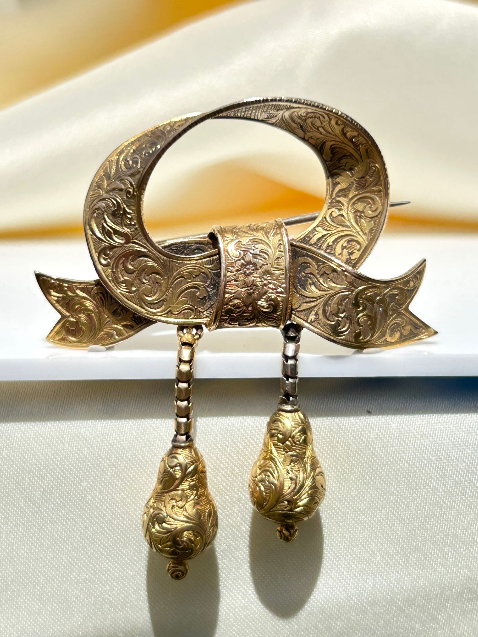 Heavy antique victorian era 15ct yellow gold tassle brooch - large size: Heavy antique victorian era 15ct yellow gold tassle brooch - large size Show stopper with articulated tassles , so much detailing Weight 11.40 g Measures 6 x 5.5 cm 