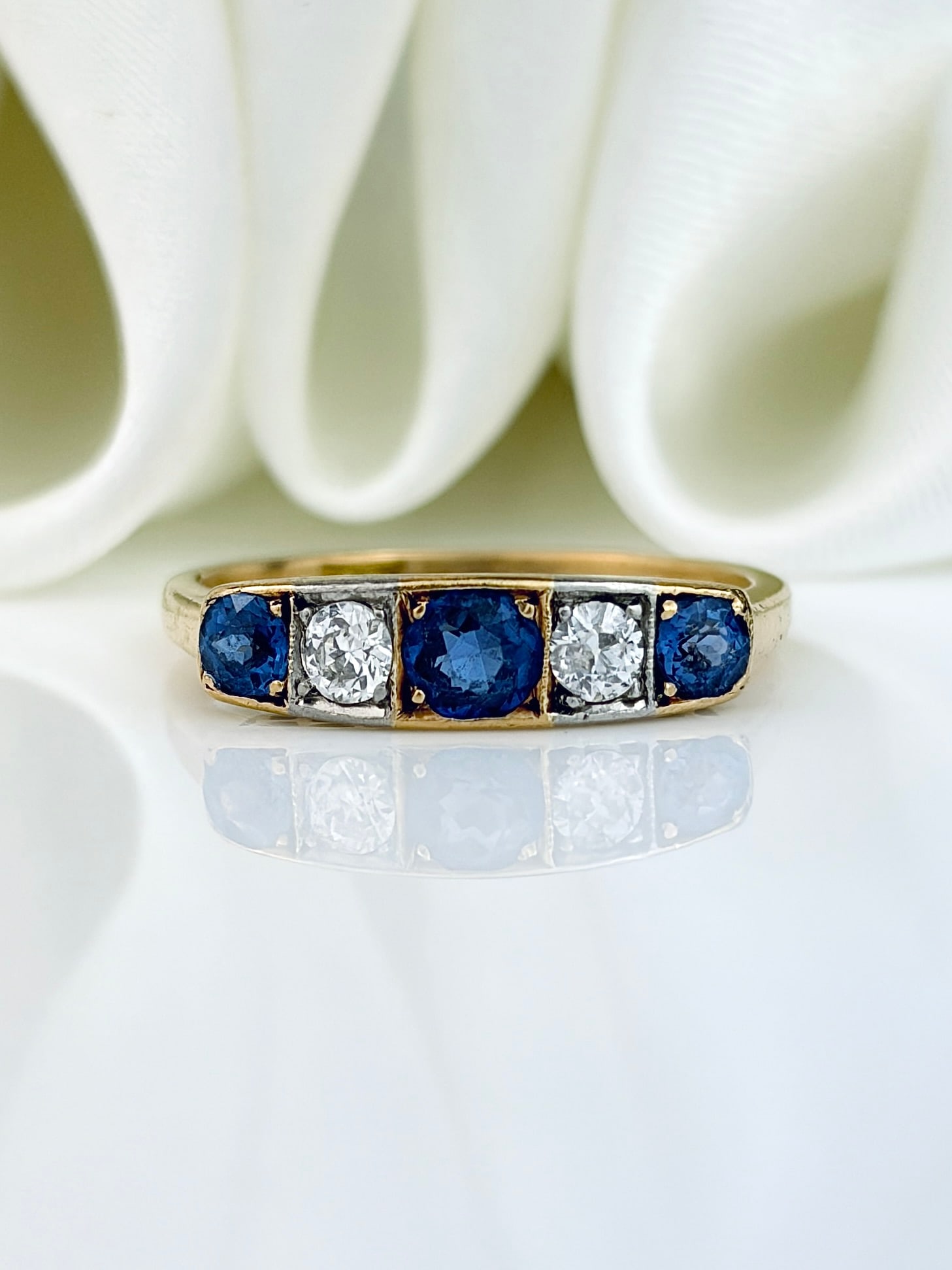 ANTIQUE ART DECO 18CT GOLD SAPPHIRE AND DIAMOND 5 STONE RING: ANTIQUE ART DECO 18CT GOLD SAPPHIRE AND DIAMOND 5 STONE RING Gorgeous bright blue sapphire and sparkling diamond ring set in 18ct gold, crafted in the art deco era! Weight: 2.3g Size: UK