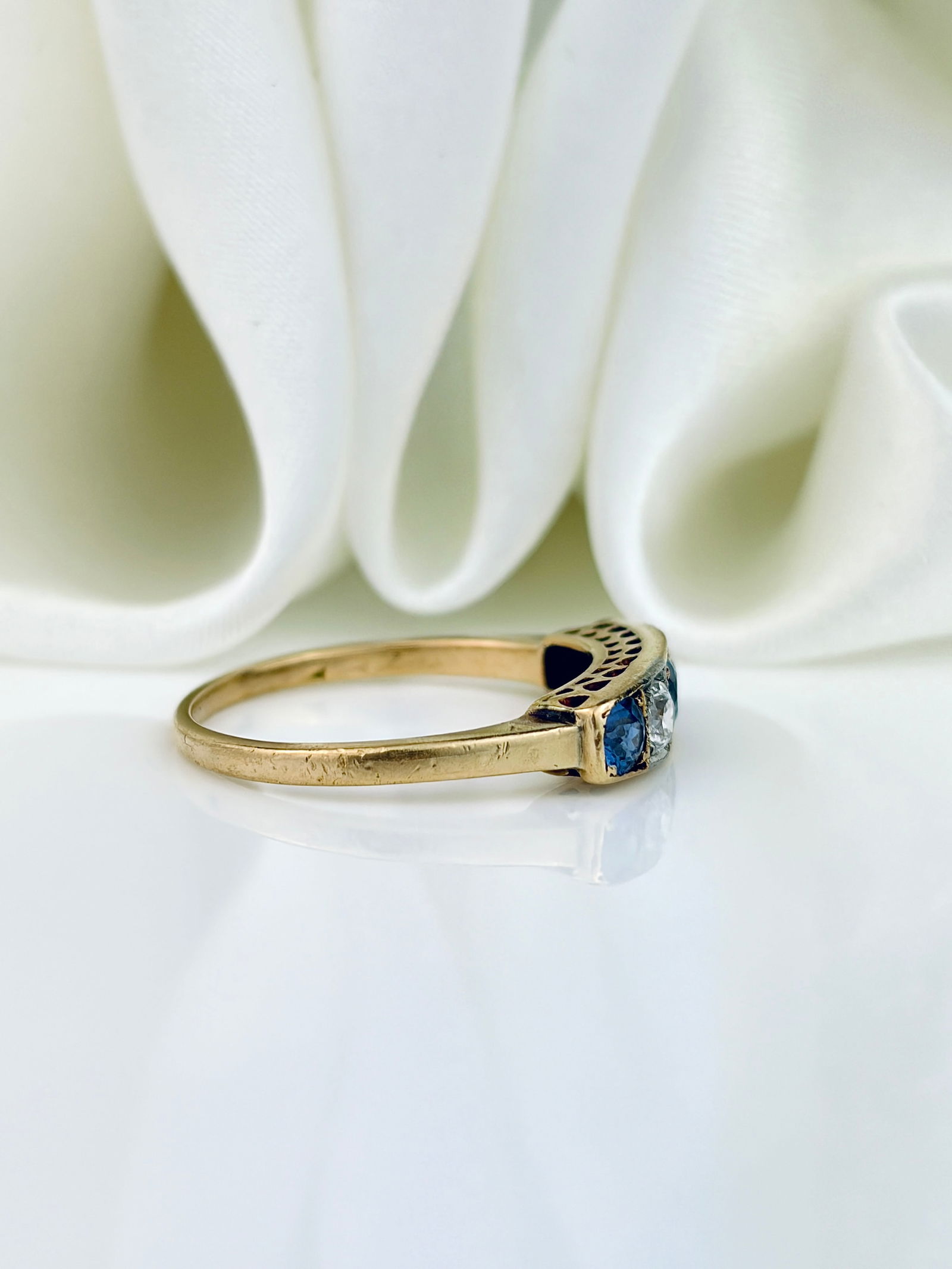 ANTIQUE ART DECO 18CT GOLD SAPPHIRE AND DIAMOND 5 STONE RING - 2