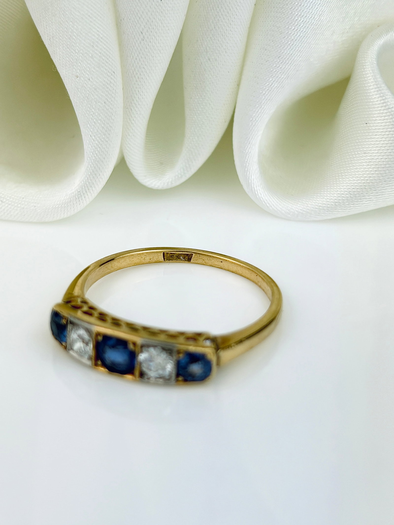 ANTIQUE ART DECO 18CT GOLD SAPPHIRE AND DIAMOND 5 STONE RING - 4