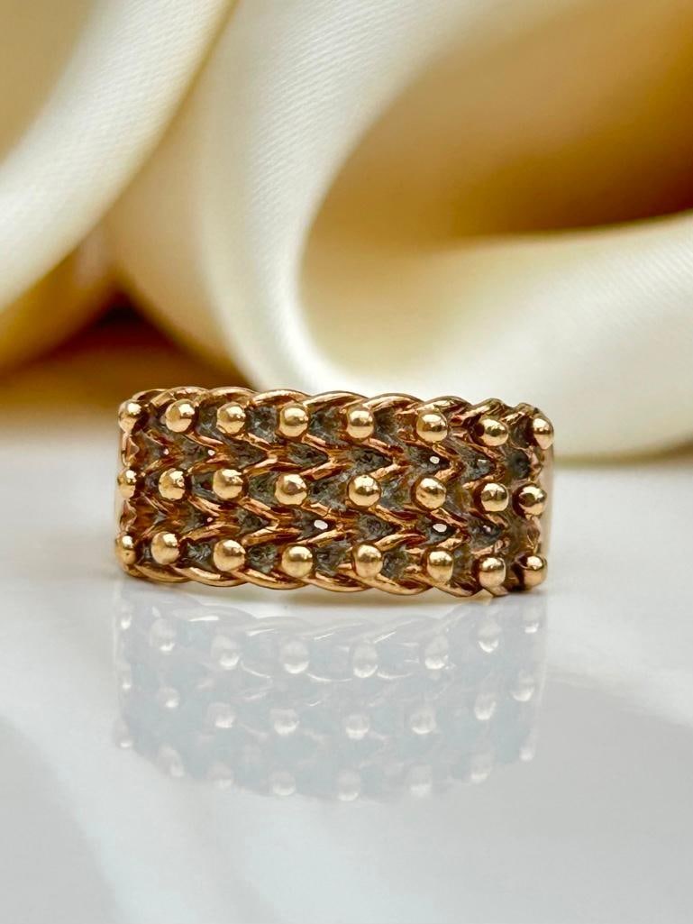 Heavy 9ct Gold Keeper Ring: Heavy 9ct Gold Keeper Ring gorgeous and chunky / Measurements: size UK N US 7 head of ring 17mm x 7mm weight 2.59g hallmarked 375 Materials: 9ct