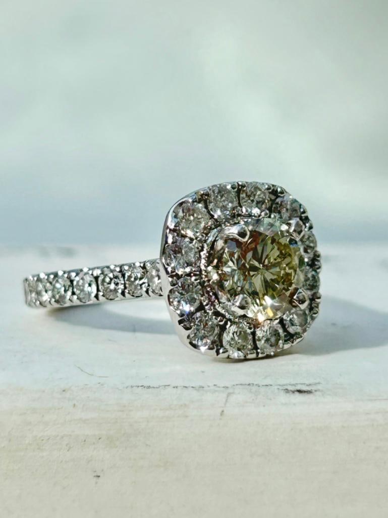 *Wonderful 14k White Gold Diamond Halo Ring - 7