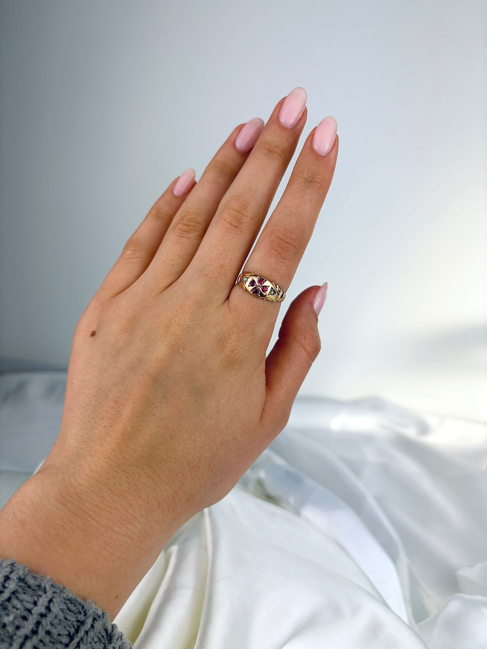 ANTIQUE C.1914 9CT YELLOW GOLD RUBY AND PEARL RING - 7