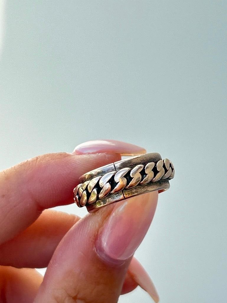 Heavy 9CT gold chain-link band Ring: Heavy 9CT gold chain-link band Ring gorgeous and chunky Measurements Size UK O US 71/2 Band width 8mm Weight 9.52g stamped 9.375 materials 9ct gold tqz 