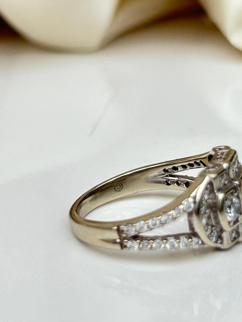Wonderful 18ct White Gold Diamond Encrusted 3 Stone Ring - 2