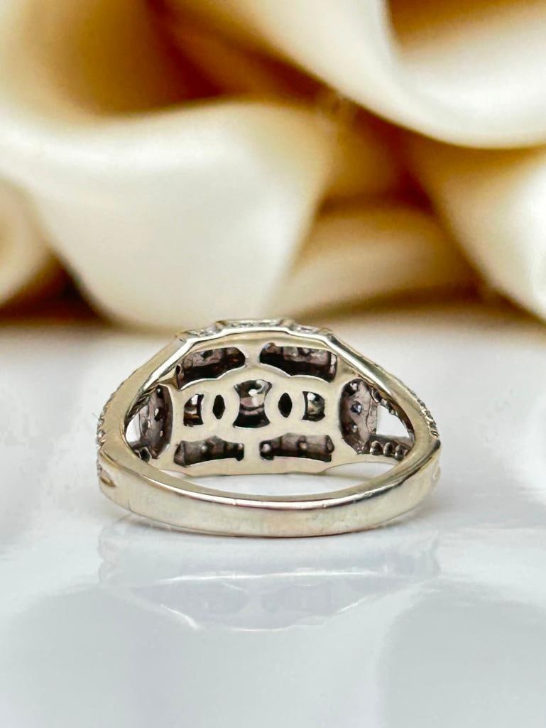 Wonderful 18ct White Gold Diamond Encrusted 3 Stone Ring - 3