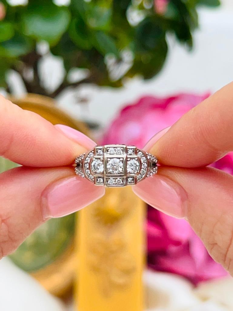 Wonderful 18ct White Gold Diamond Encrusted 3 Stone Ring - 4