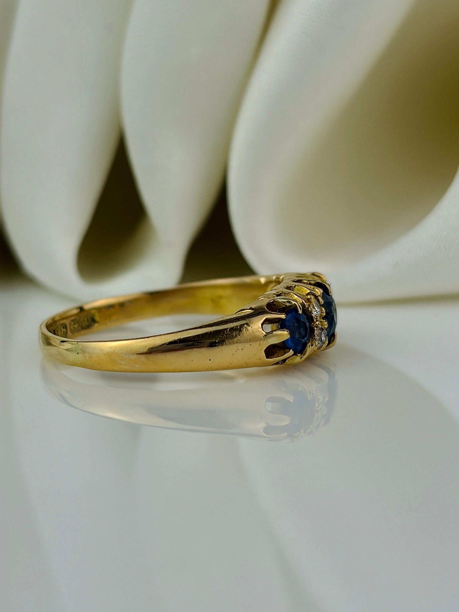 18ct yellow gold sapphire and diamond 5 stone ring - 2