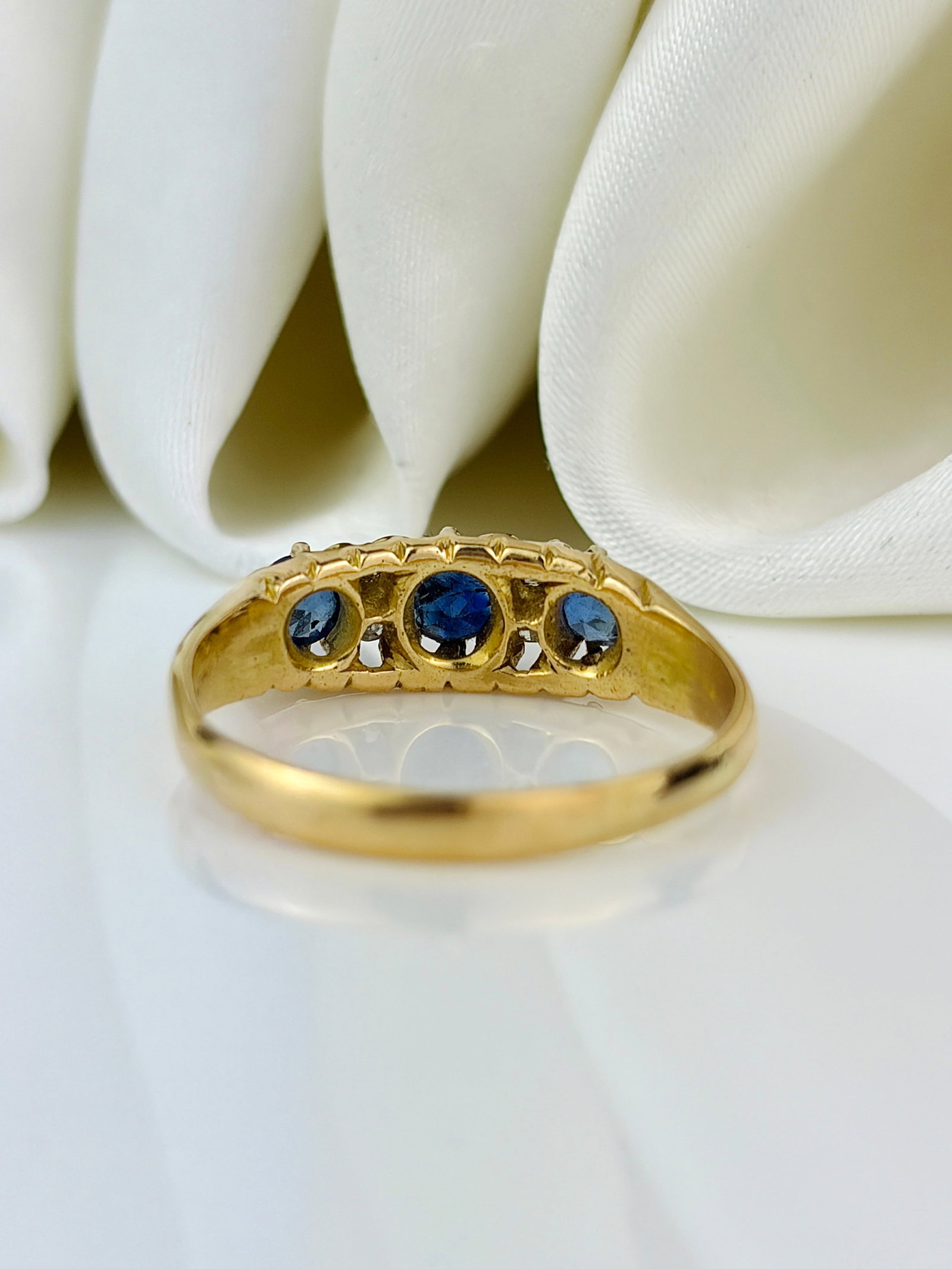 18ct yellow gold sapphire and diamond 5 stone ring - 3