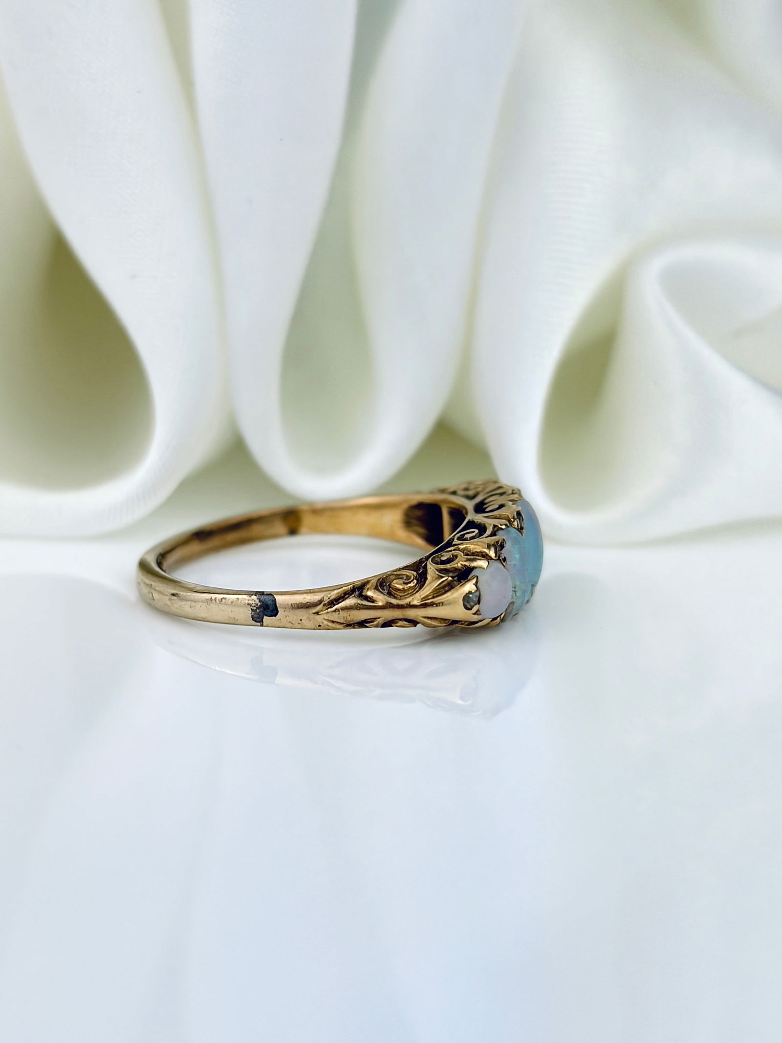 ANTIQUE 9CT YELLOW GOLD OPAL 5 STONE RING WITH DIAMOND POINTS - 2