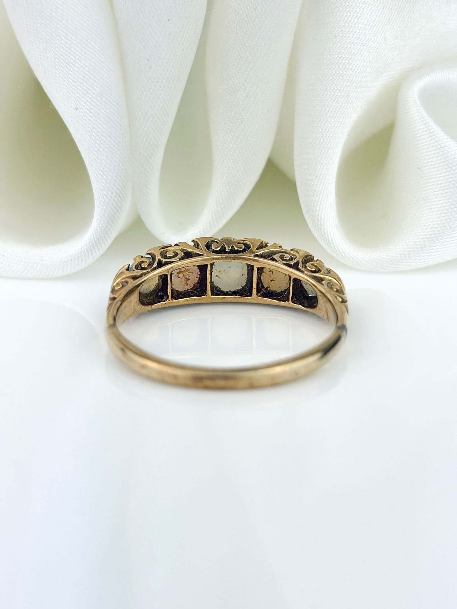 ANTIQUE 9CT YELLOW GOLD OPAL 5 STONE RING WITH DIAMOND POINTS - 3