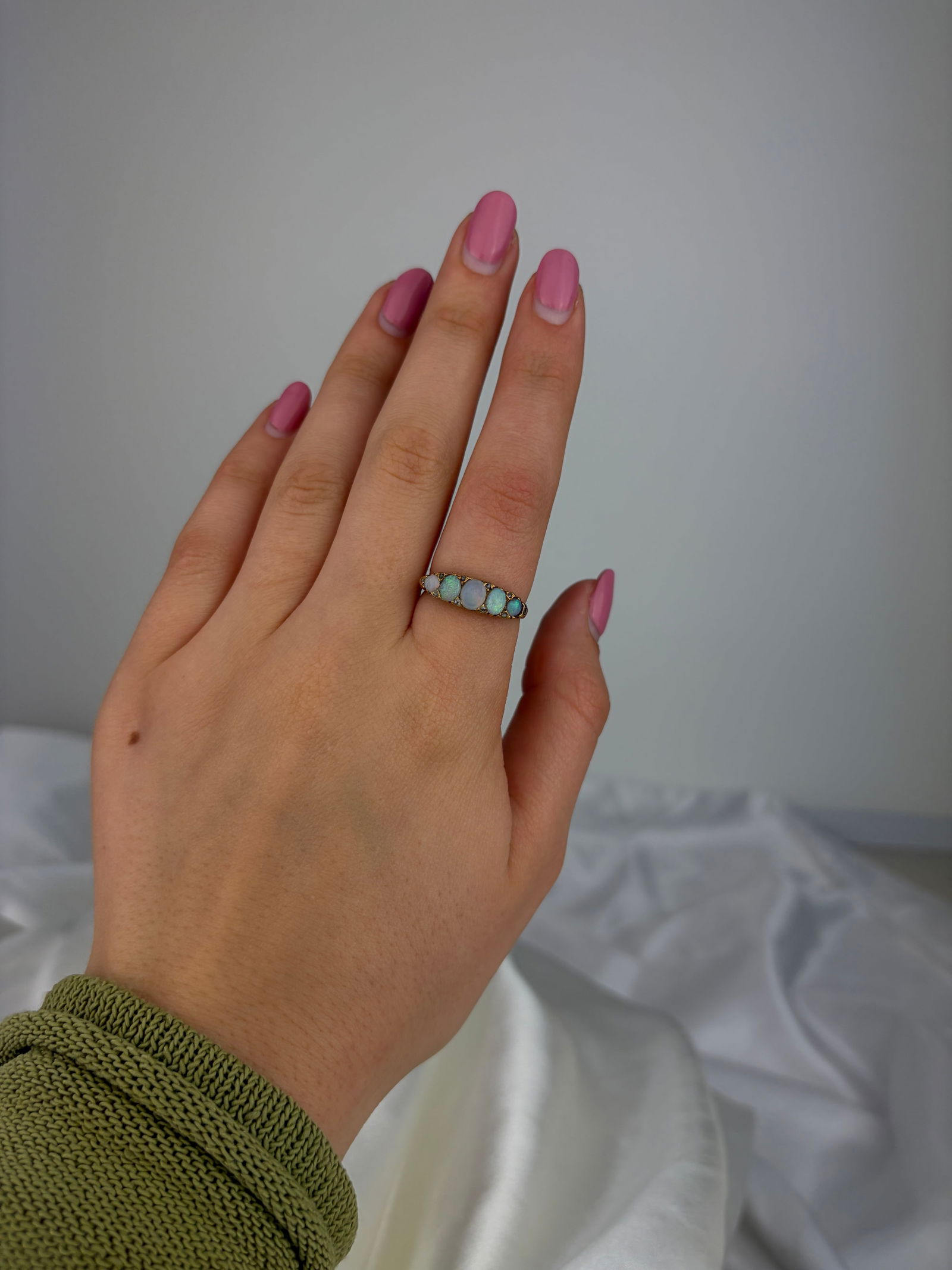 ANTIQUE 9CT YELLOW GOLD OPAL 5 STONE RING WITH DIAMOND POINTS - 7