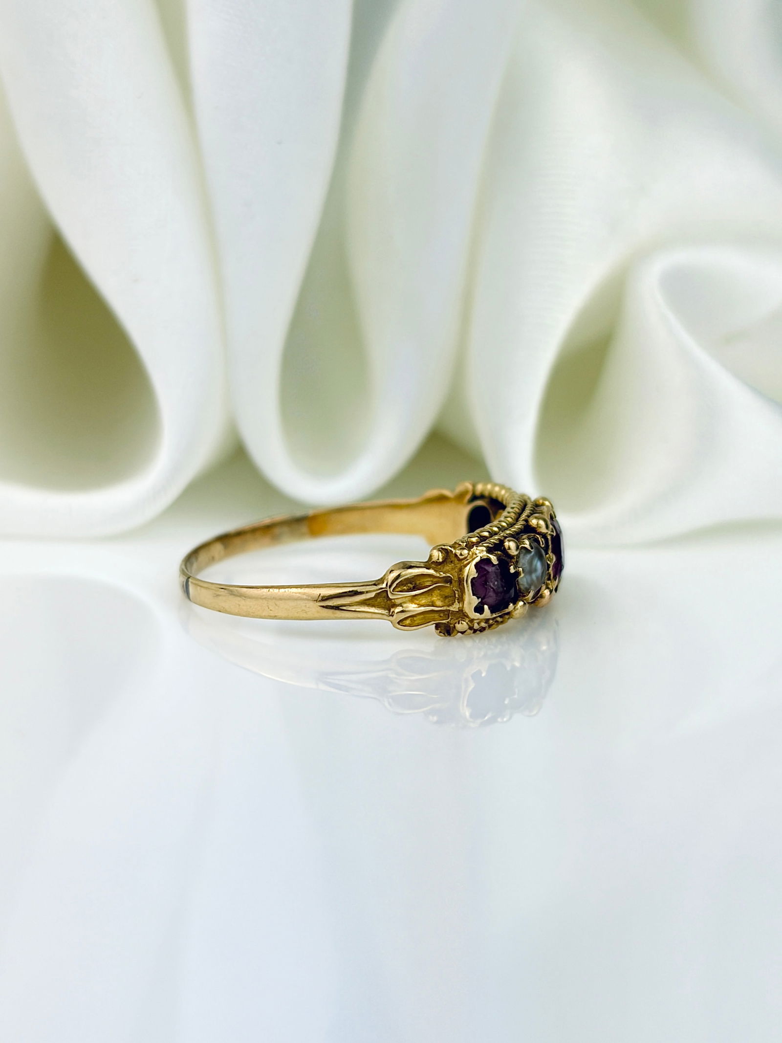 ANTIQUE AMETHYST AND PEARL 5 STONE RING WITH GORGEOUS DETAILS IN GOLD - 2