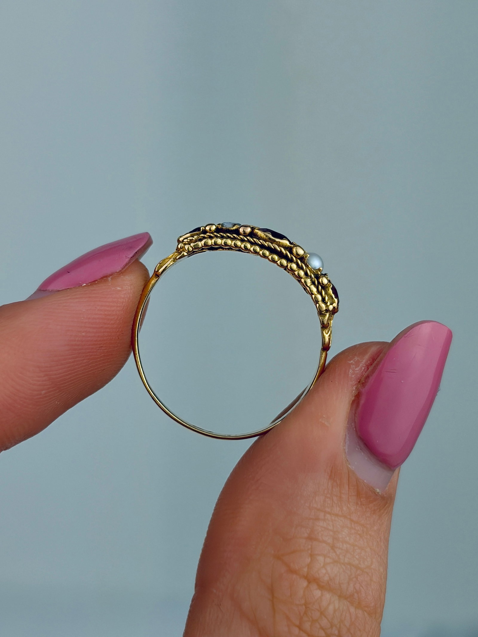 ANTIQUE AMETHYST AND PEARL 5 STONE RING WITH GORGEOUS DETAILS IN GOLD - 6