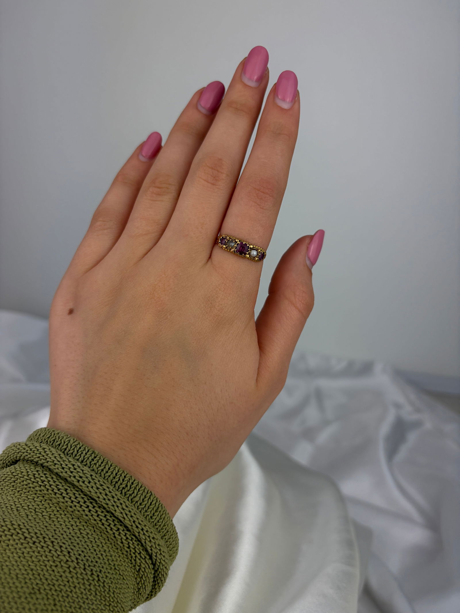 ANTIQUE AMETHYST AND PEARL 5 STONE RING WITH GORGEOUS DETAILS IN GOLD - 7