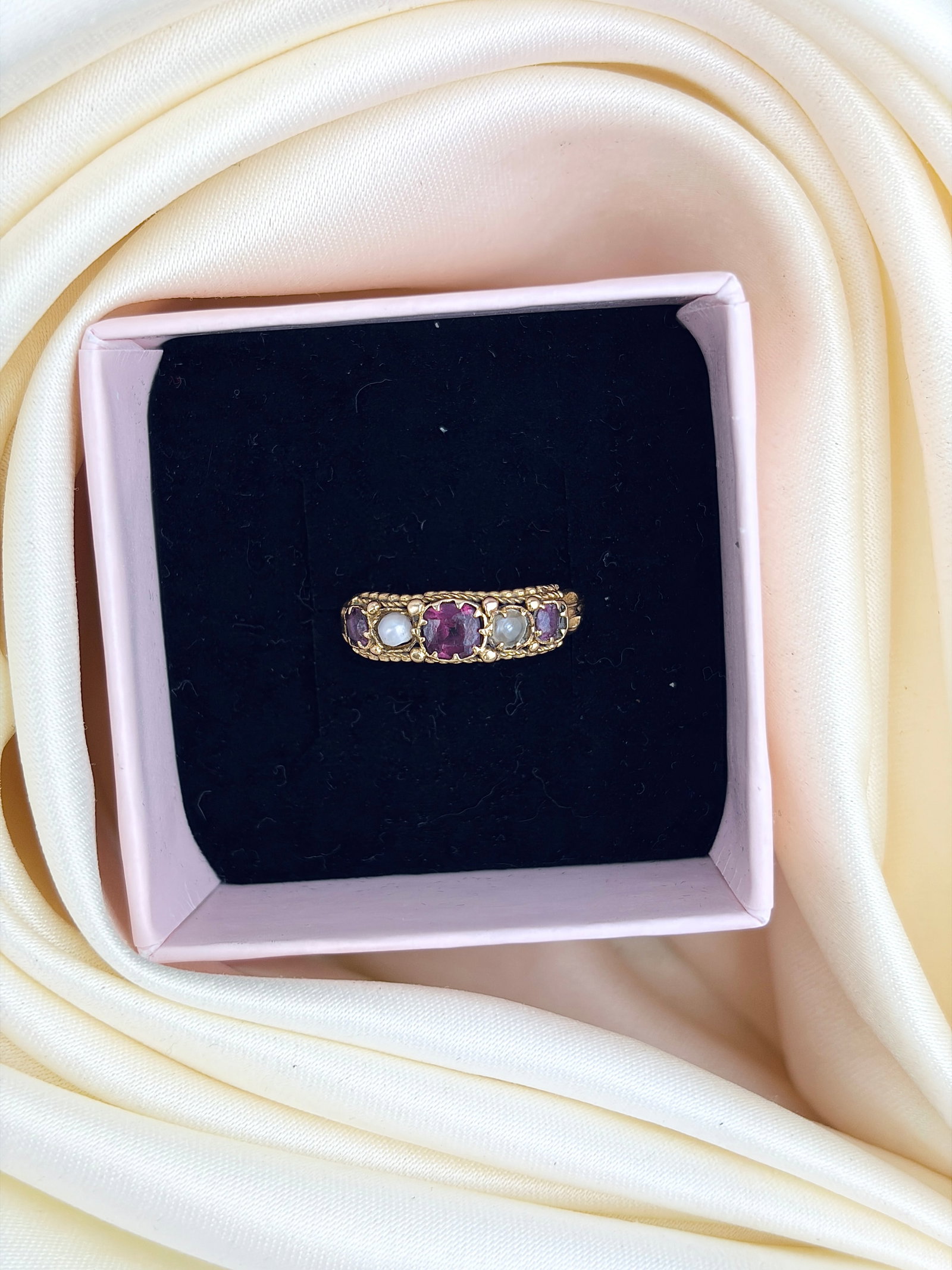 ANTIQUE AMETHYST AND PEARL 5 STONE RING WITH GORGEOUS DETAILS IN GOLD - 9