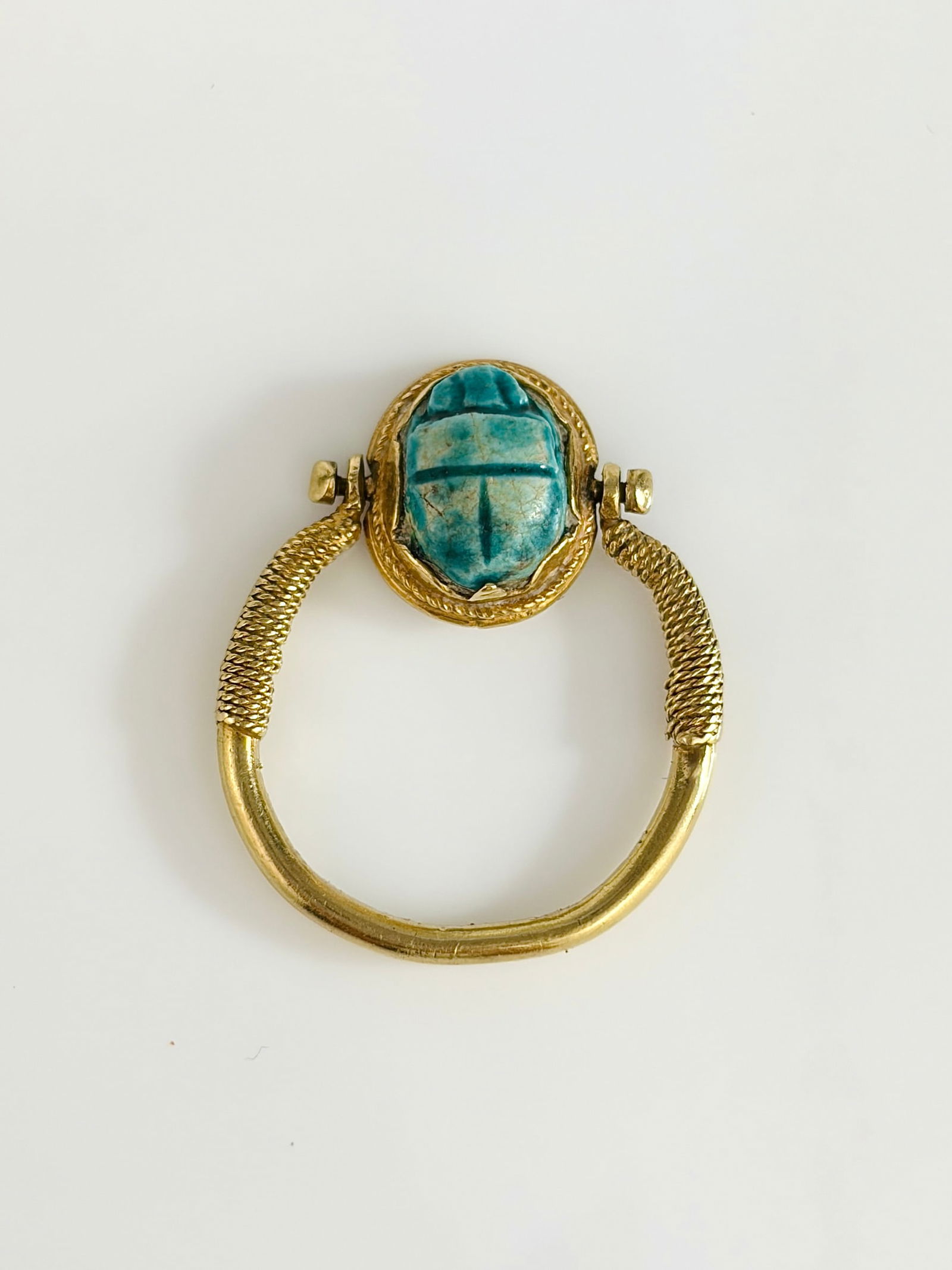 ANTIQUE EGYPTIAN REVIVAL SCARAB SWIVEL RING IN 18CT GOLD: ANTIQUE EGYPTIAN REVIVAL SCARAB SWIVEL RING IN 18CT GOLD Amazing ring featuring a hand carved scarab mounted on a swivel bezel!