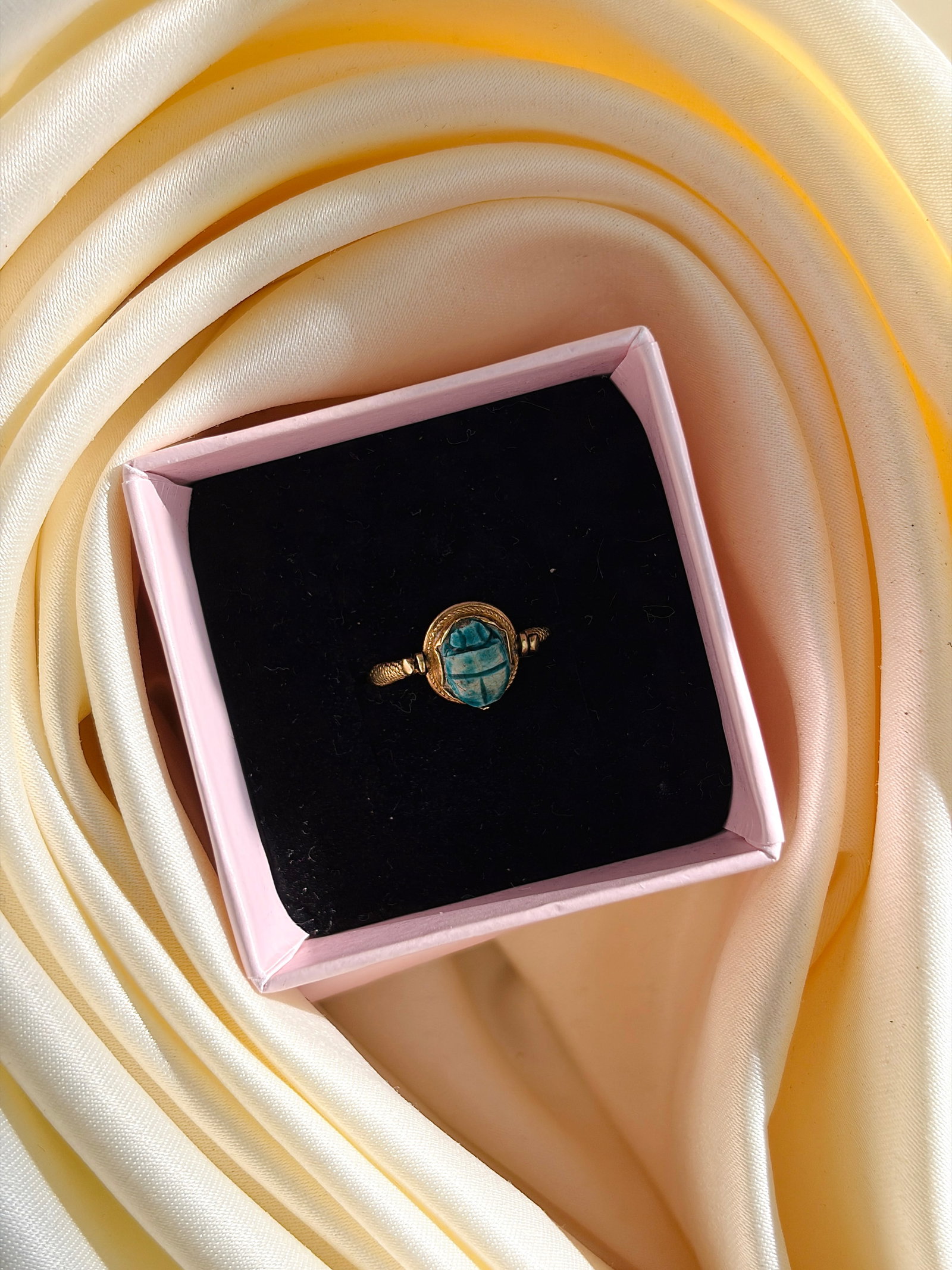 ANTIQUE EGYPTIAN REVIVAL SCARAB SWIVEL RING IN 18CT GOLD - 9