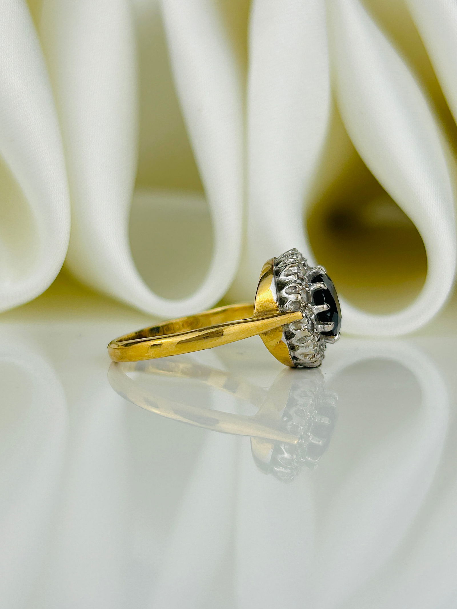 Antique Sapphire and Diamond Cluster Ring in 18ct Gold - 2