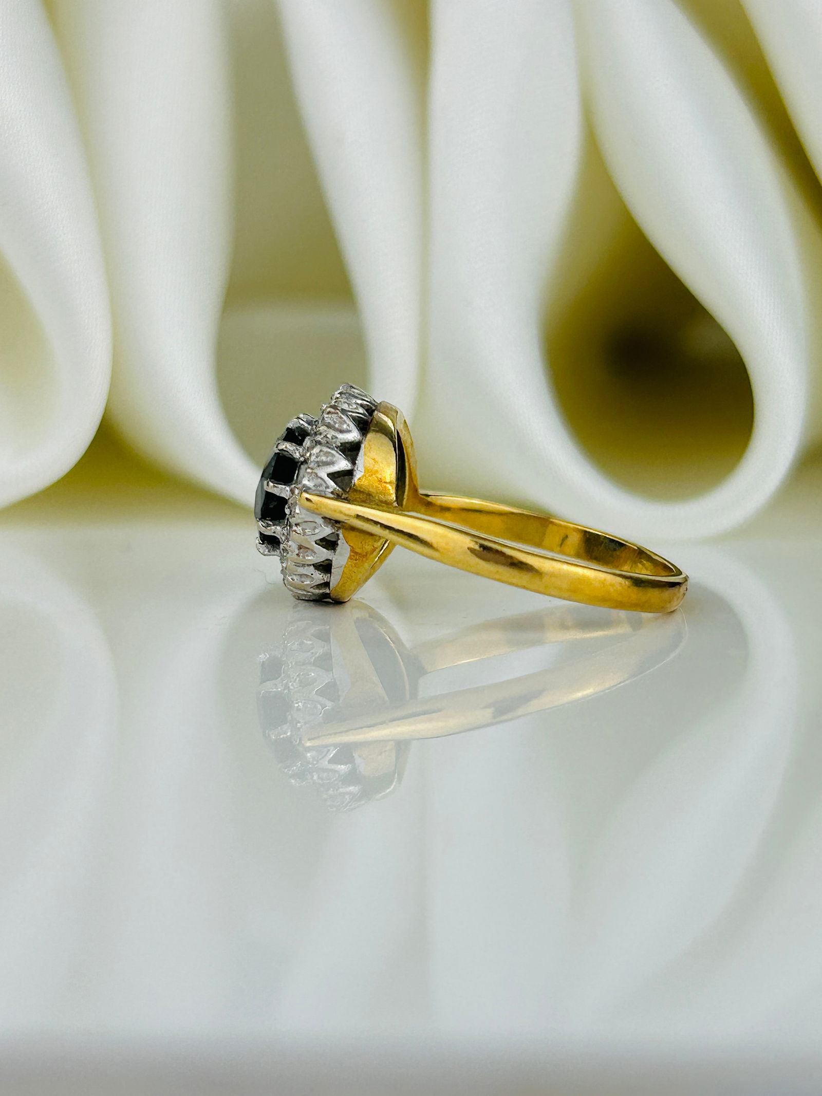 Antique Sapphire and Diamond Cluster Ring in 18ct Gold - 4