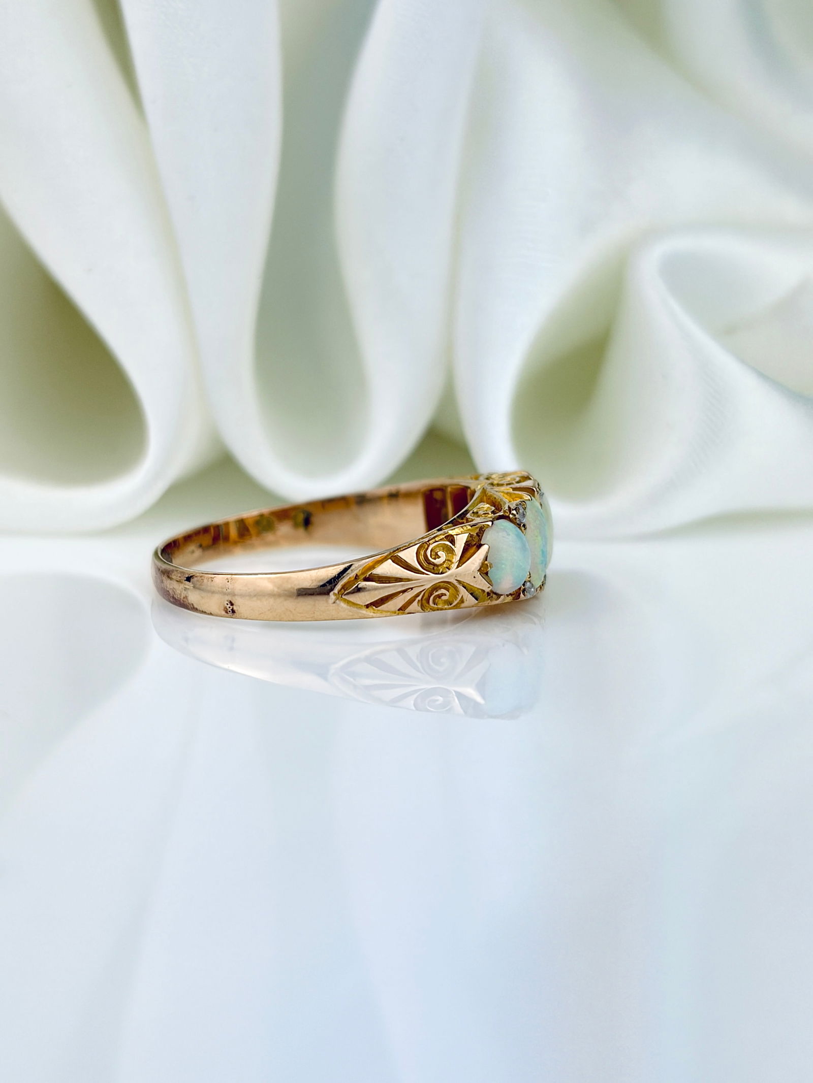 ANTIQUE 18CT YELLOW GOLD OPAL 5 STONE RING WITH DIAMOND POINTS - 2