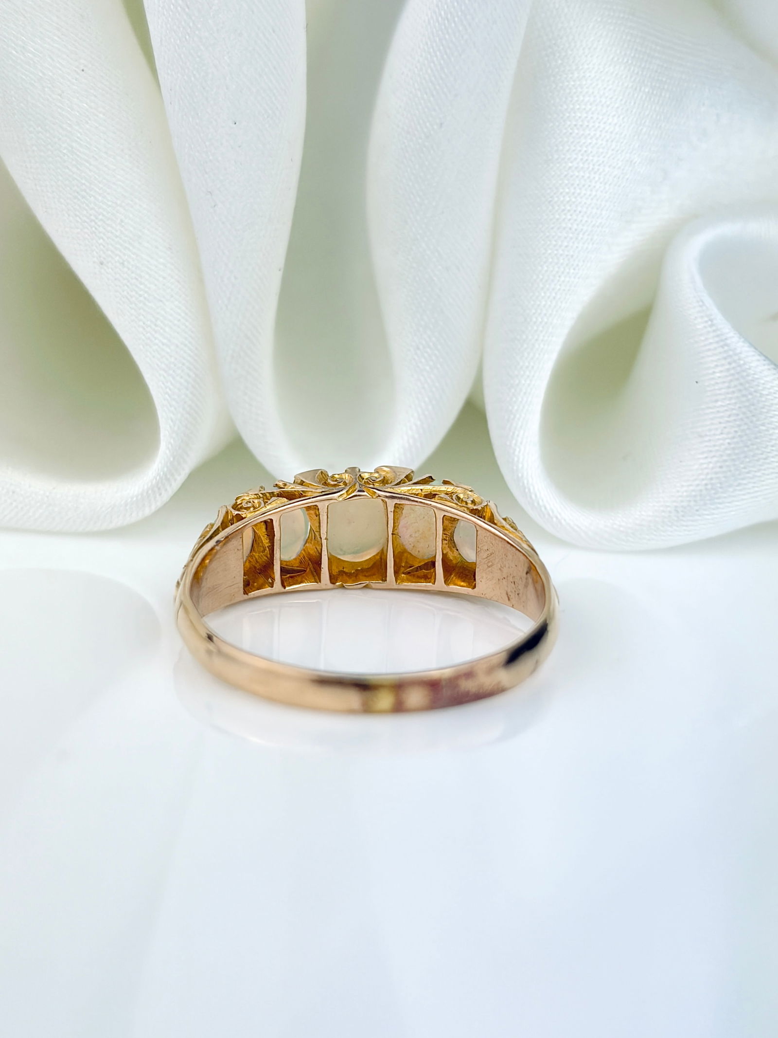 ANTIQUE 18CT YELLOW GOLD OPAL 5 STONE RING WITH DIAMOND POINTS - 3