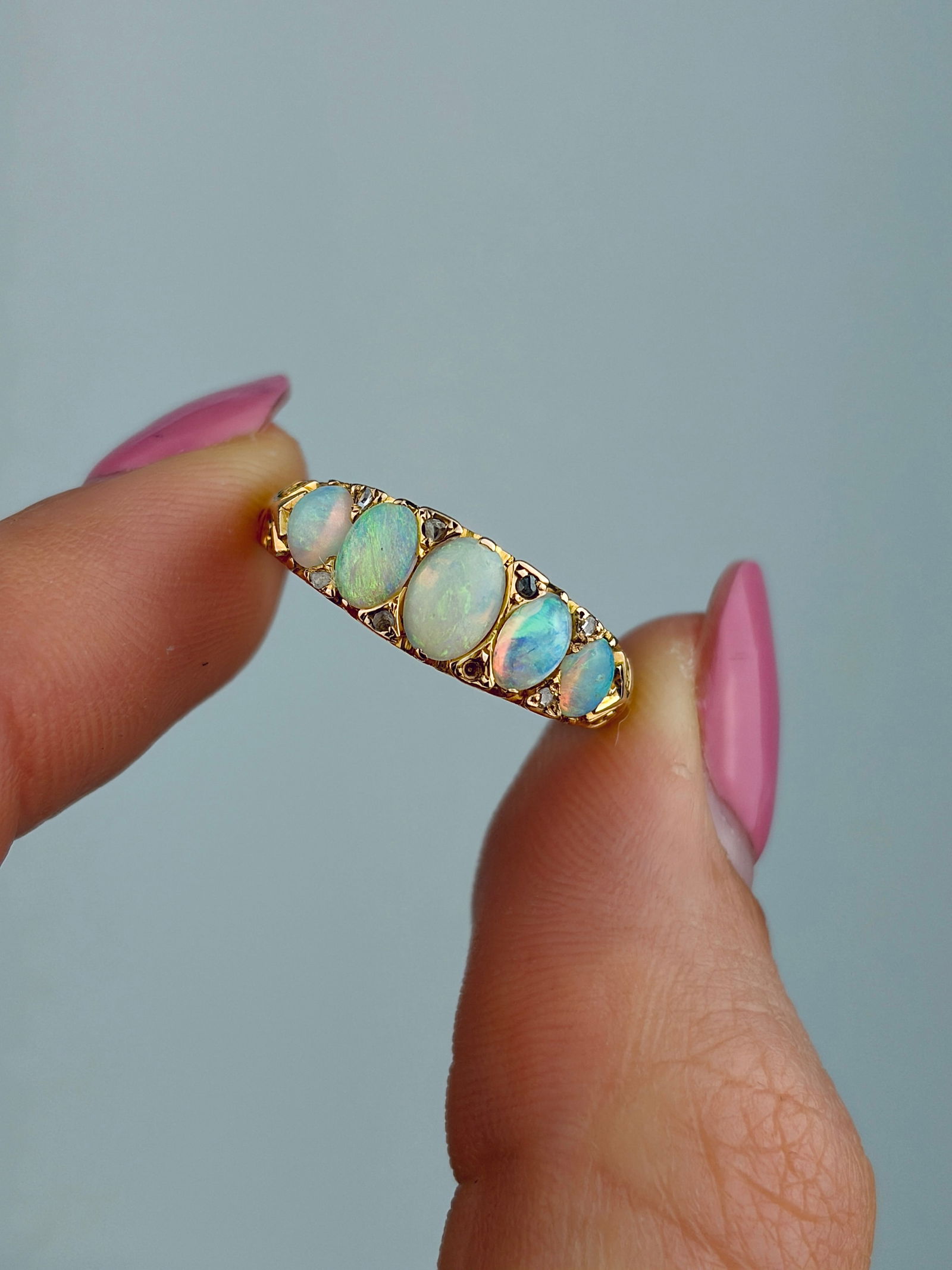 ANTIQUE 18CT YELLOW GOLD OPAL 5 STONE RING WITH DIAMOND POINTS - 5