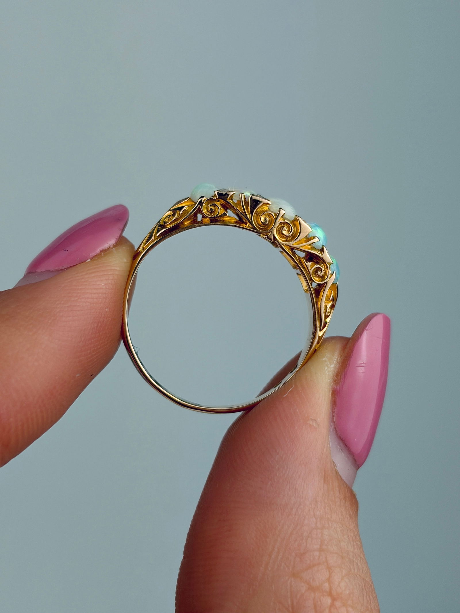 ANTIQUE 18CT YELLOW GOLD OPAL 5 STONE RING WITH DIAMOND POINTS - 6
