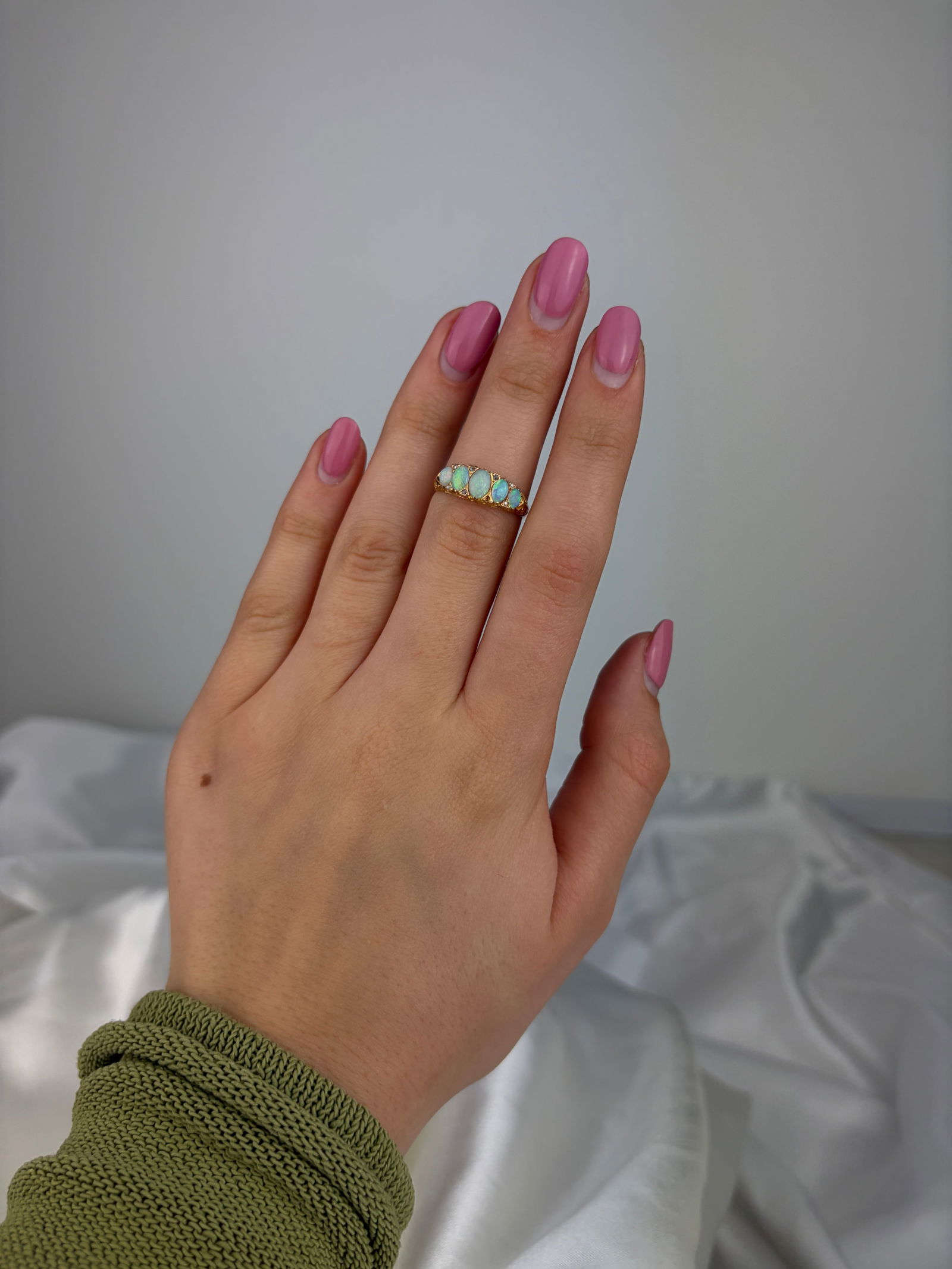 ANTIQUE 18CT YELLOW GOLD OPAL 5 STONE RING WITH DIAMOND POINTS - 7