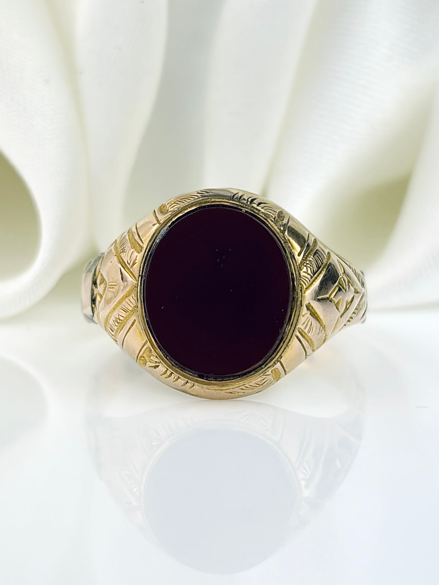 ANTIQUE 9CT YELLOW GOLD CARNELIAN SIGNET RING WITH ORNATE SHOULDERS: ANTIQUE 9CT YELLOW GOLD CARNELIAN SIGNET RING WITH ORNATE SHOULDERS Wonderful chunky signet ring! Weight: 2.23g Size: UK O1/2, US 7.75, Width 13mm, height off finger 2.3mm Materials: 9ct