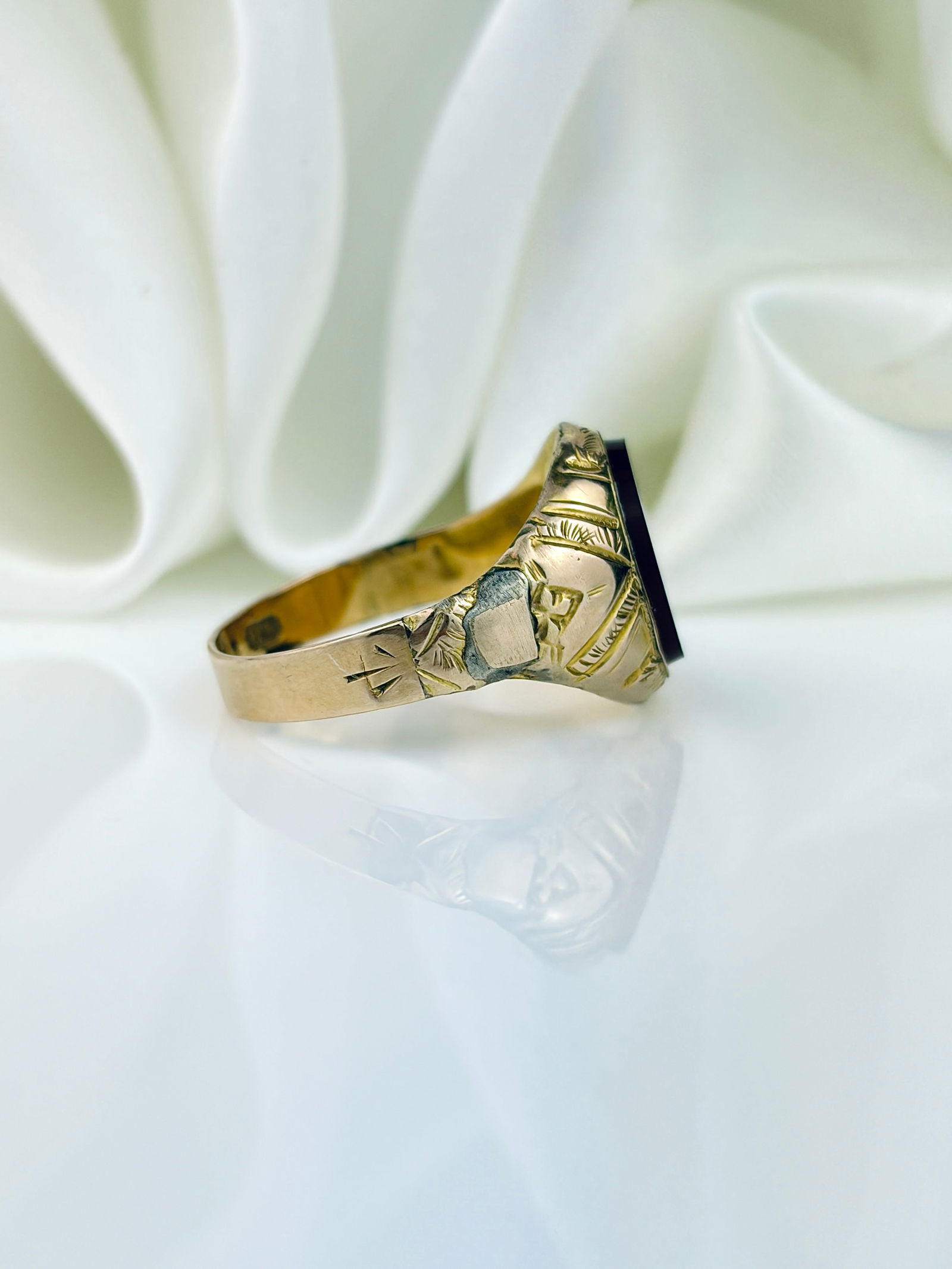 ANTIQUE 9CT YELLOW GOLD CARNELIAN SIGNET RING WITH ORNATE SHOULDERS - 2