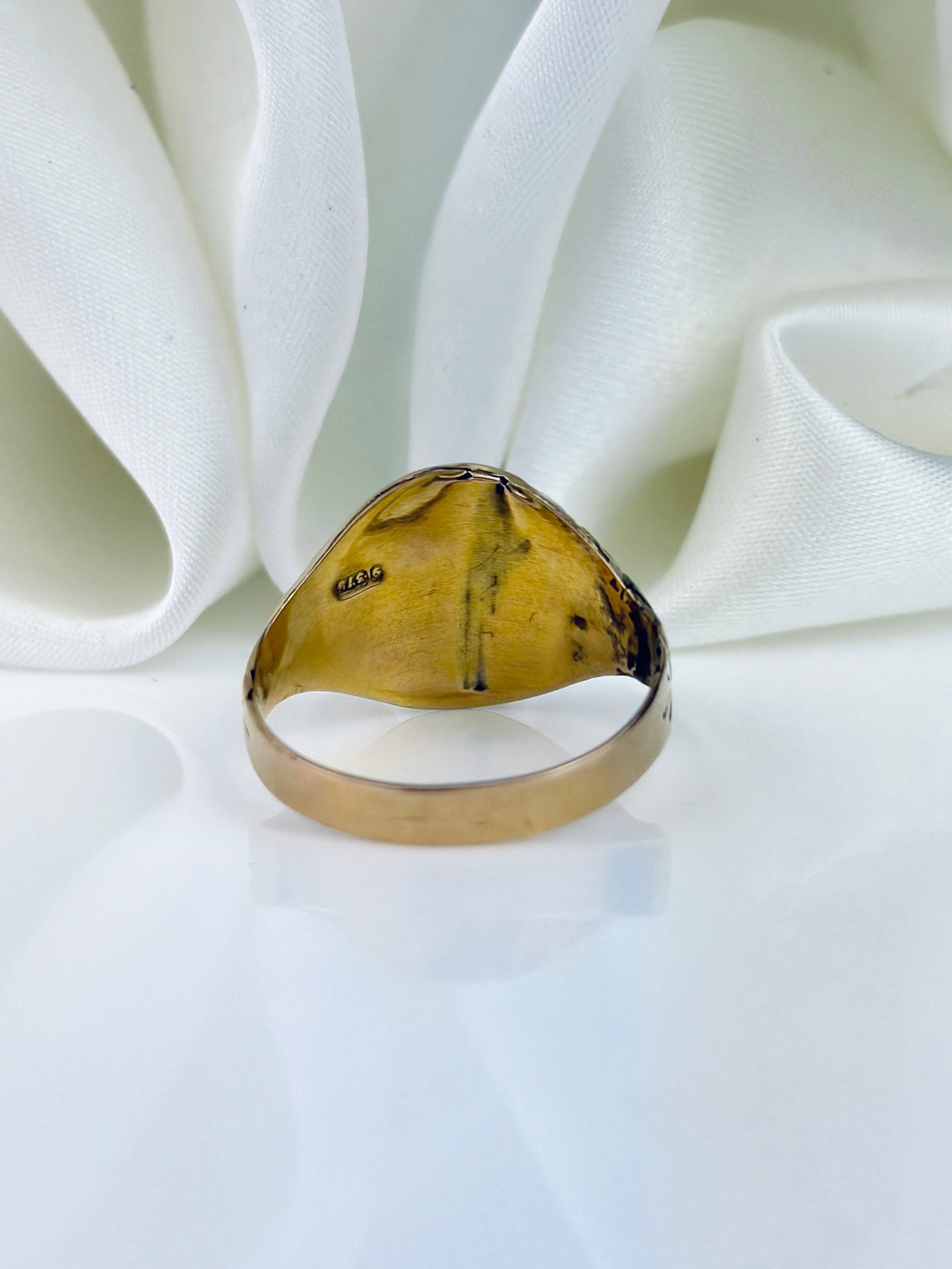 ANTIQUE 9CT YELLOW GOLD CARNELIAN SIGNET RING WITH ORNATE SHOULDERS - 3