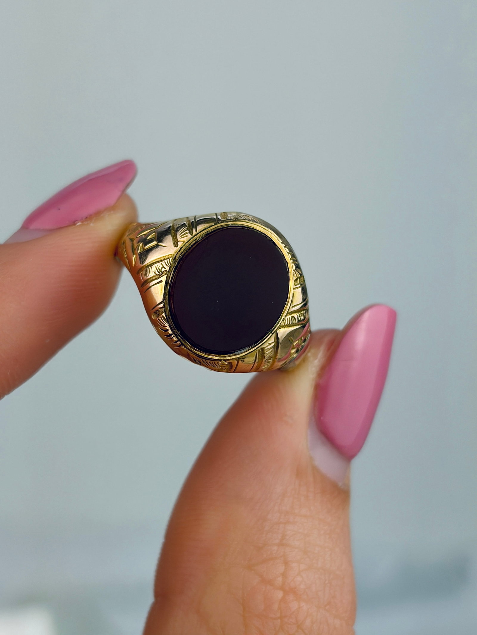 ANTIQUE 9CT YELLOW GOLD CARNELIAN SIGNET RING WITH ORNATE SHOULDERS - 5