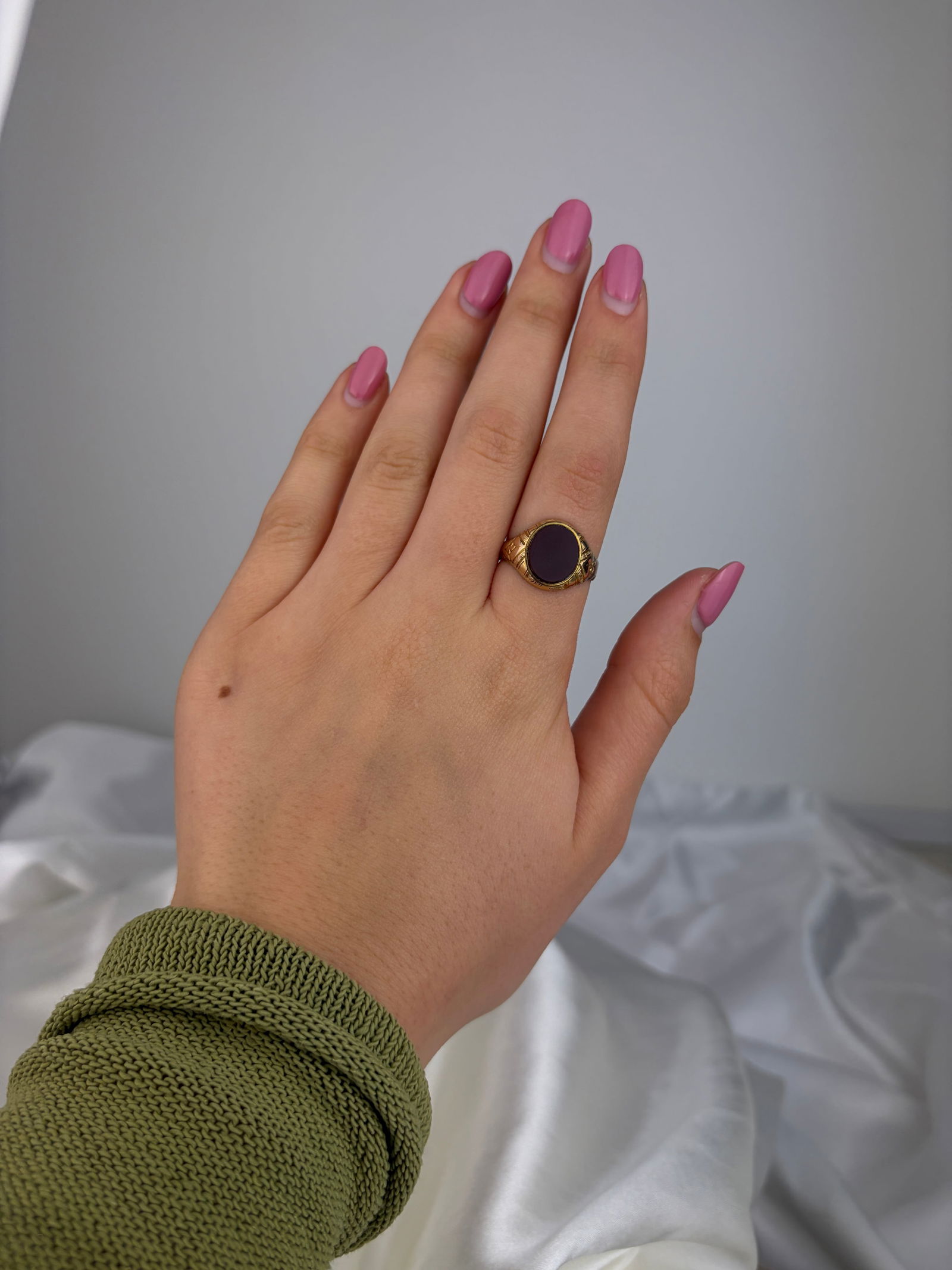 ANTIQUE 9CT YELLOW GOLD CARNELIAN SIGNET RING WITH ORNATE SHOULDERS - 7