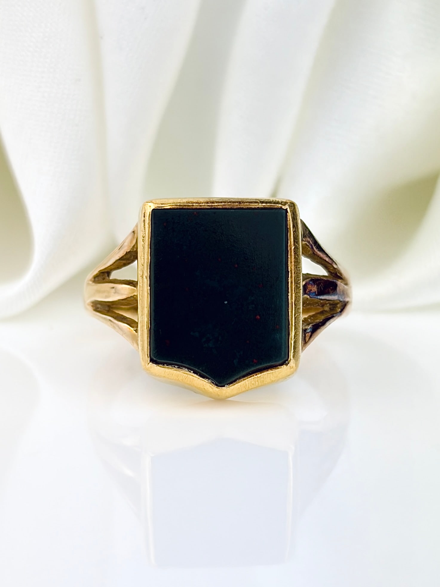 CHUNKY ANTIQUE 18CT YELLOW GOLD BLOODSTONE SHIELD SIGNET RING: CHUNKY ANTIQUE 18CT YELLOW GOLD BLOODSTONE SHIELD SIGNET RING Beautiful chunky signet! Weight: 4.74g Size: UK I1/2, US 4.75, Face of ring 12x120mm, height off finger 2.7mm Materials: