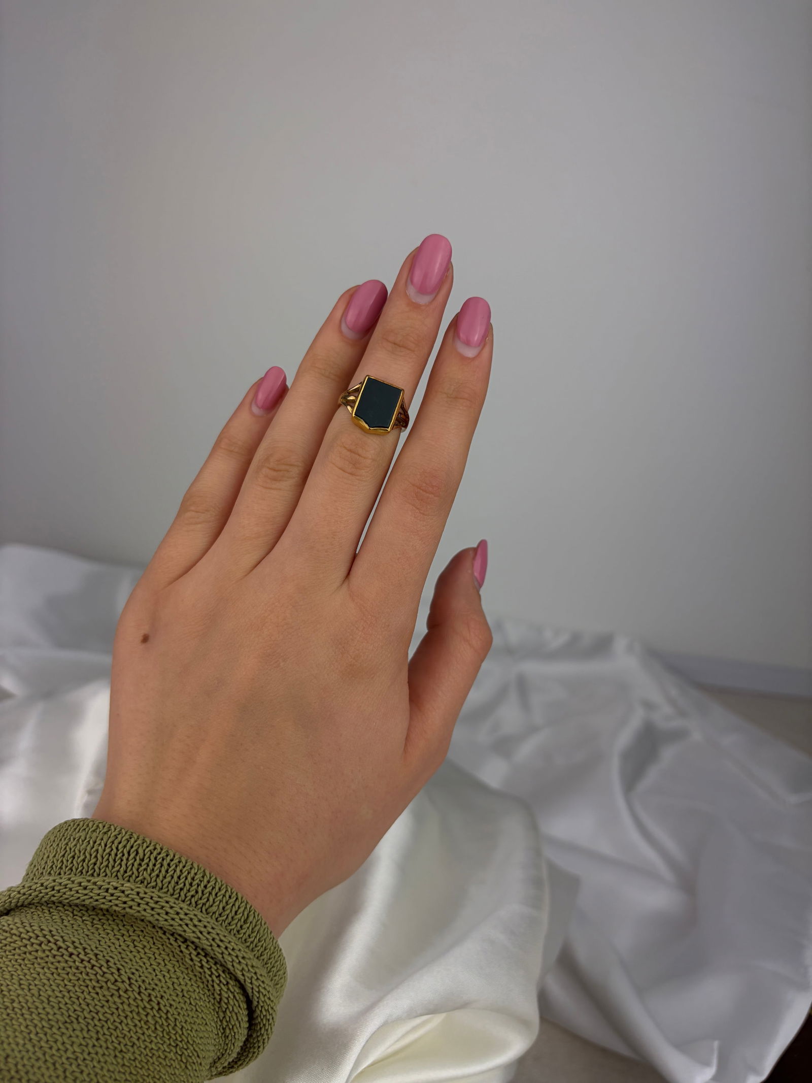 CHUNKY ANTIQUE 18CT YELLOW GOLD BLOODSTONE SHIELD SIGNET RING - 7